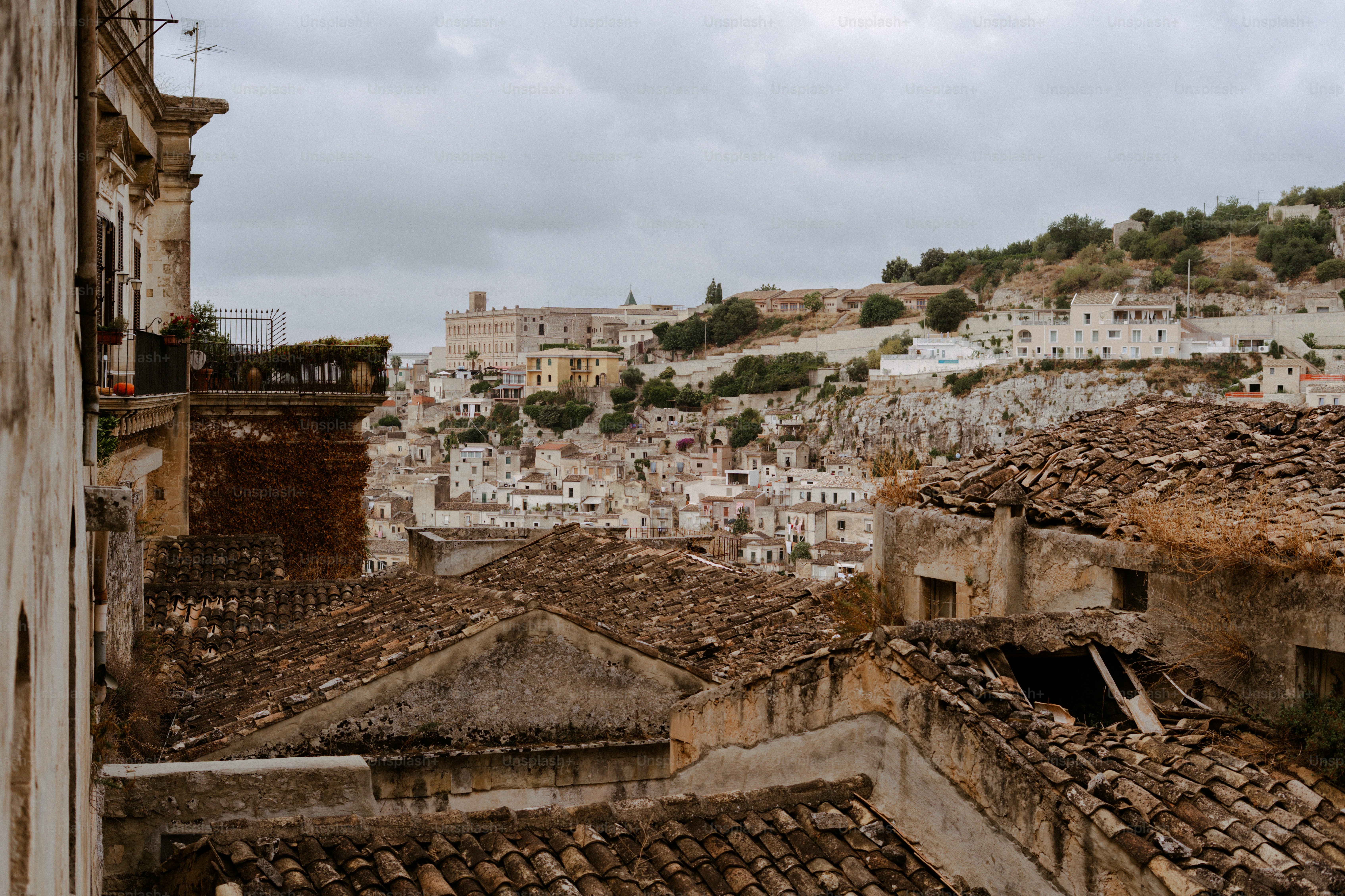Alte Gebäude und Dächer in einer historischen italienischen Stadt.
