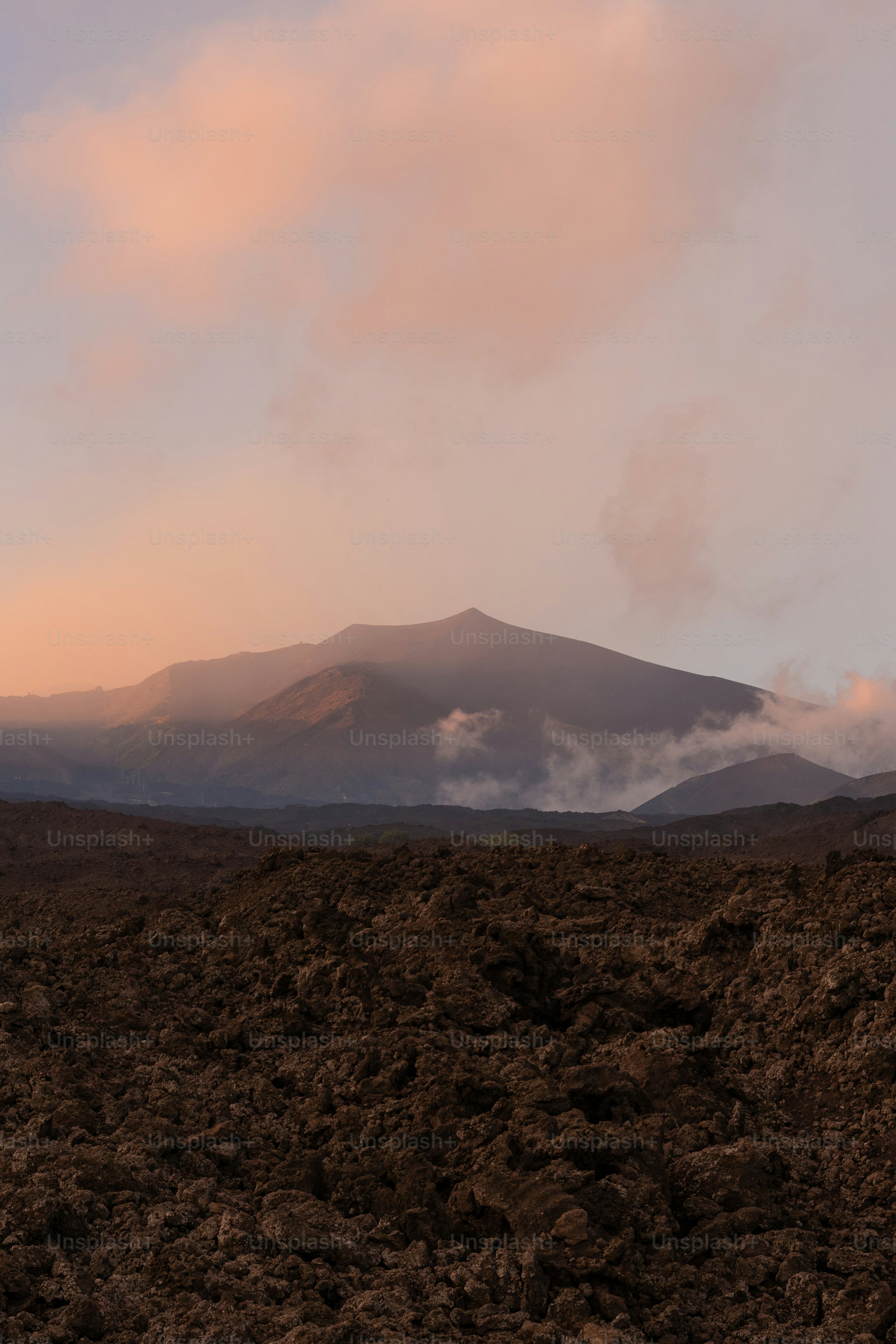 Paesaggio montano vulcanico all'alba con nuvole