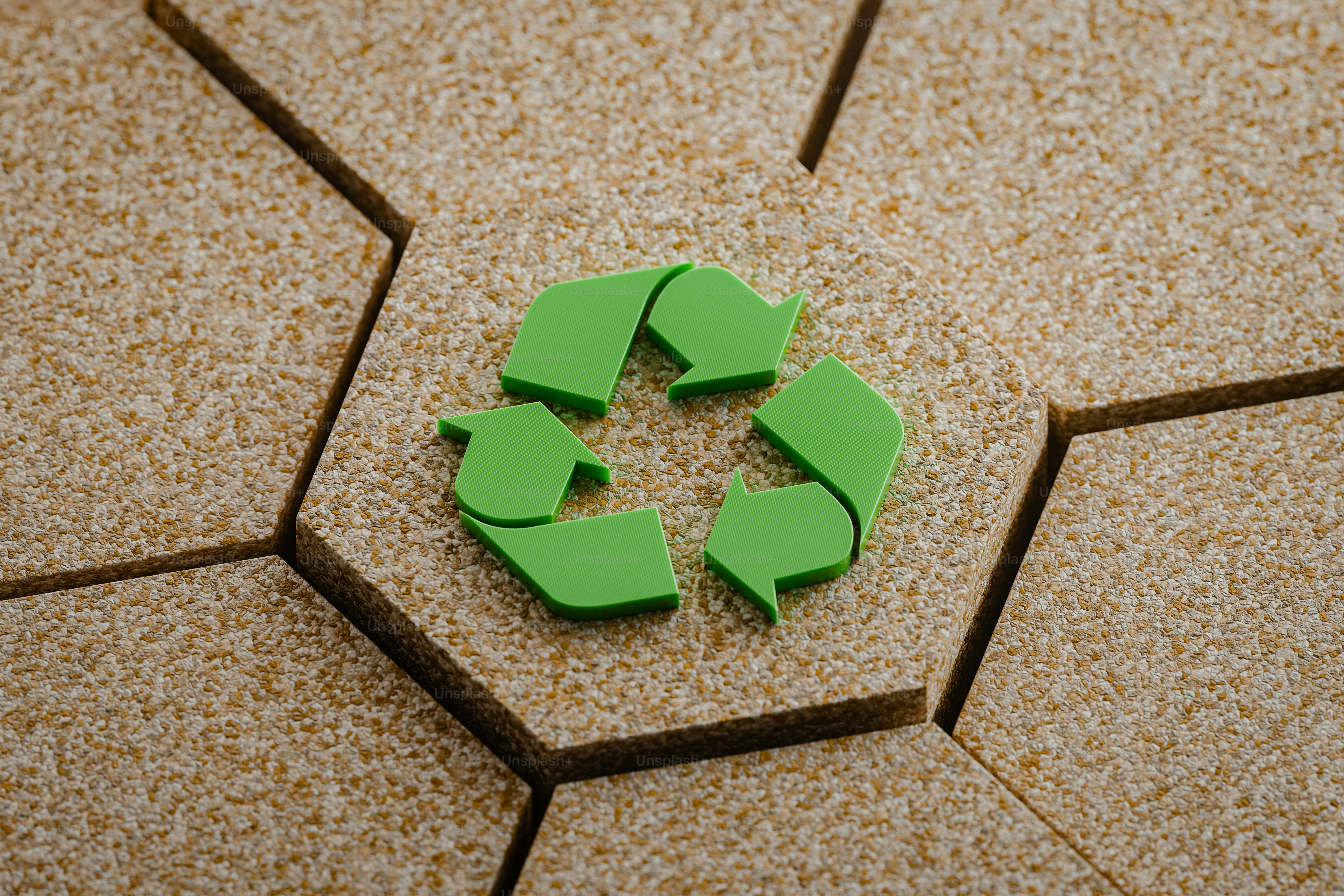 Grön återvinningssymbol på hexagonala plattor