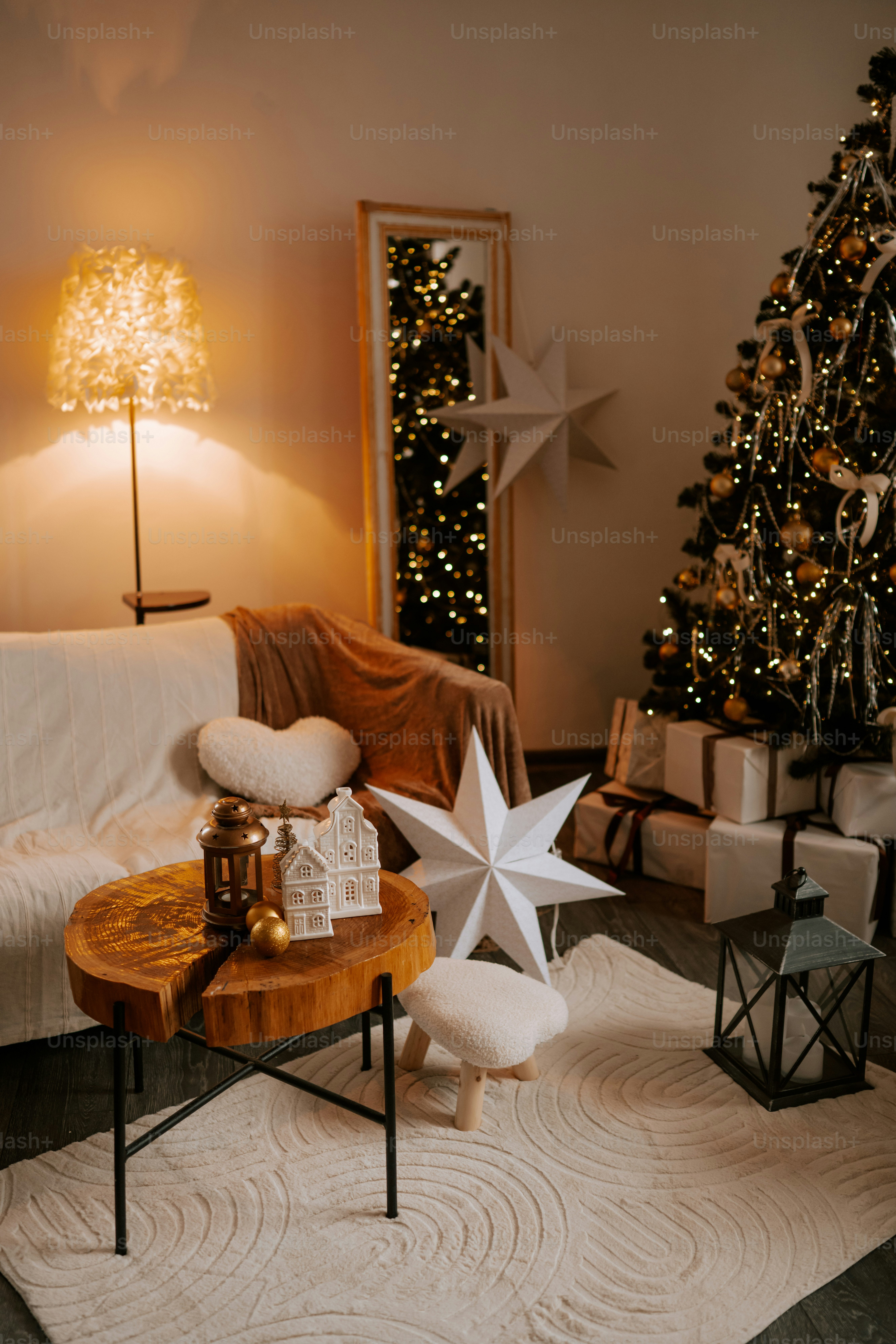 Cozy living room with christmas tree and gifts. photo – Image on Unsplash
