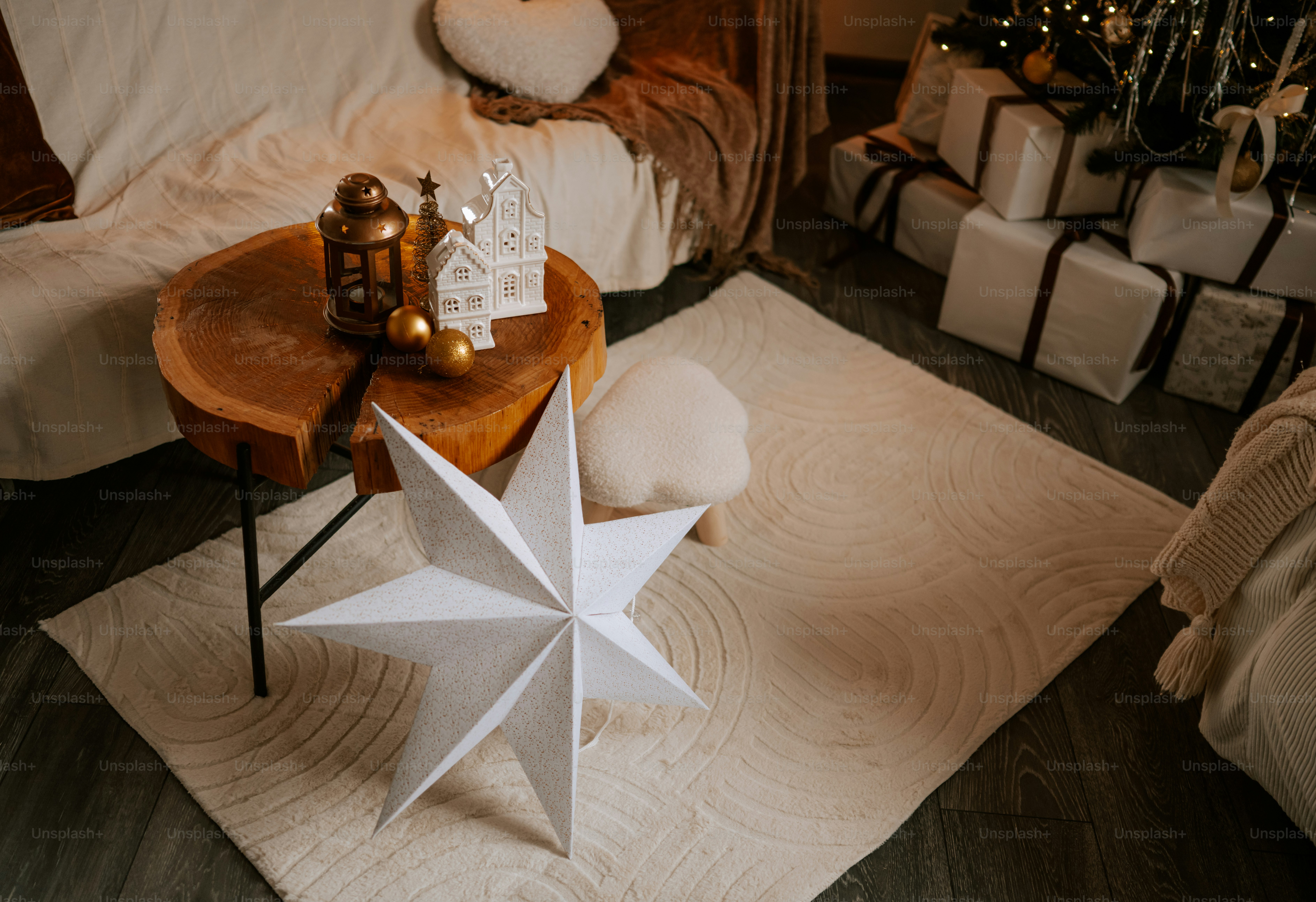 Cozy living room with christmas tree and gifts. photo – Image on Unsplash