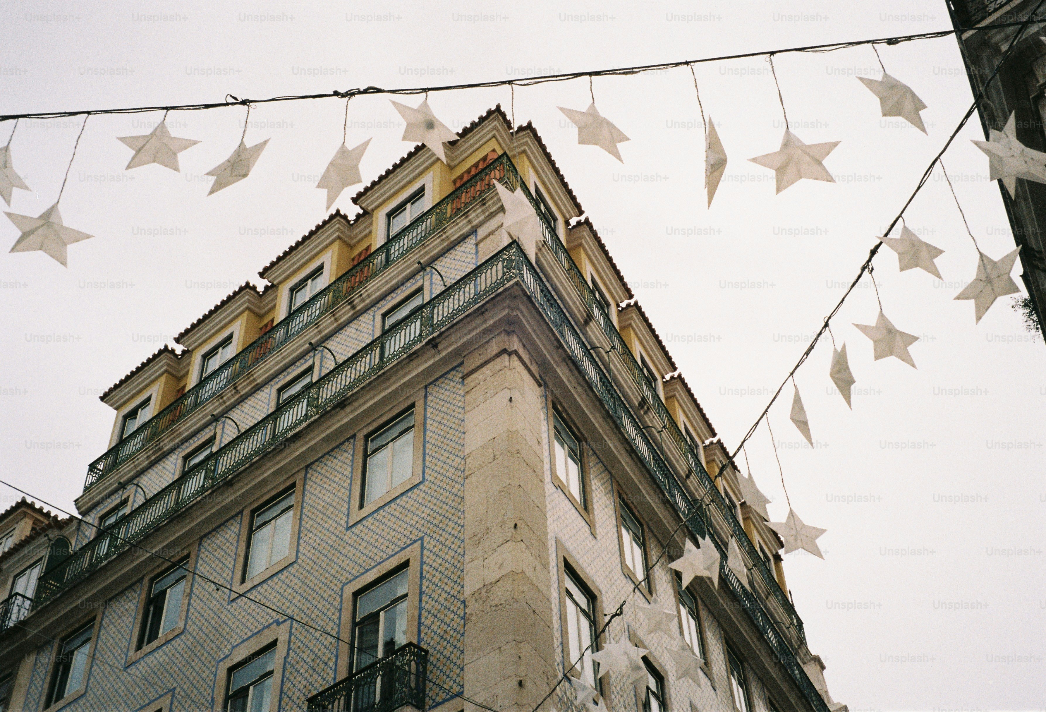 Bâtiment avec des décorations en étoiles suspendues au-dessus