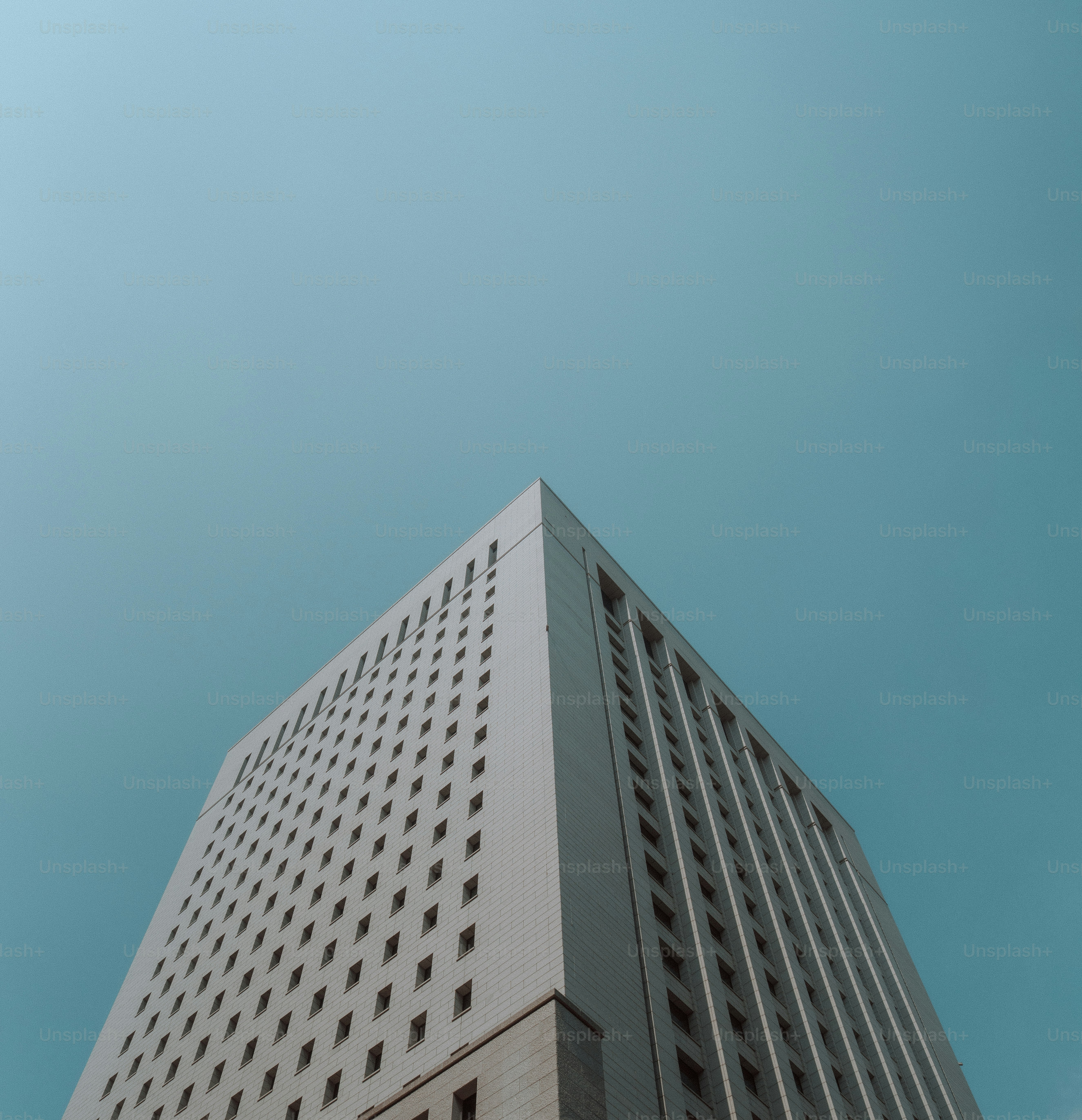 Modern building against a clear blue sky photo – City Image on Unsplash