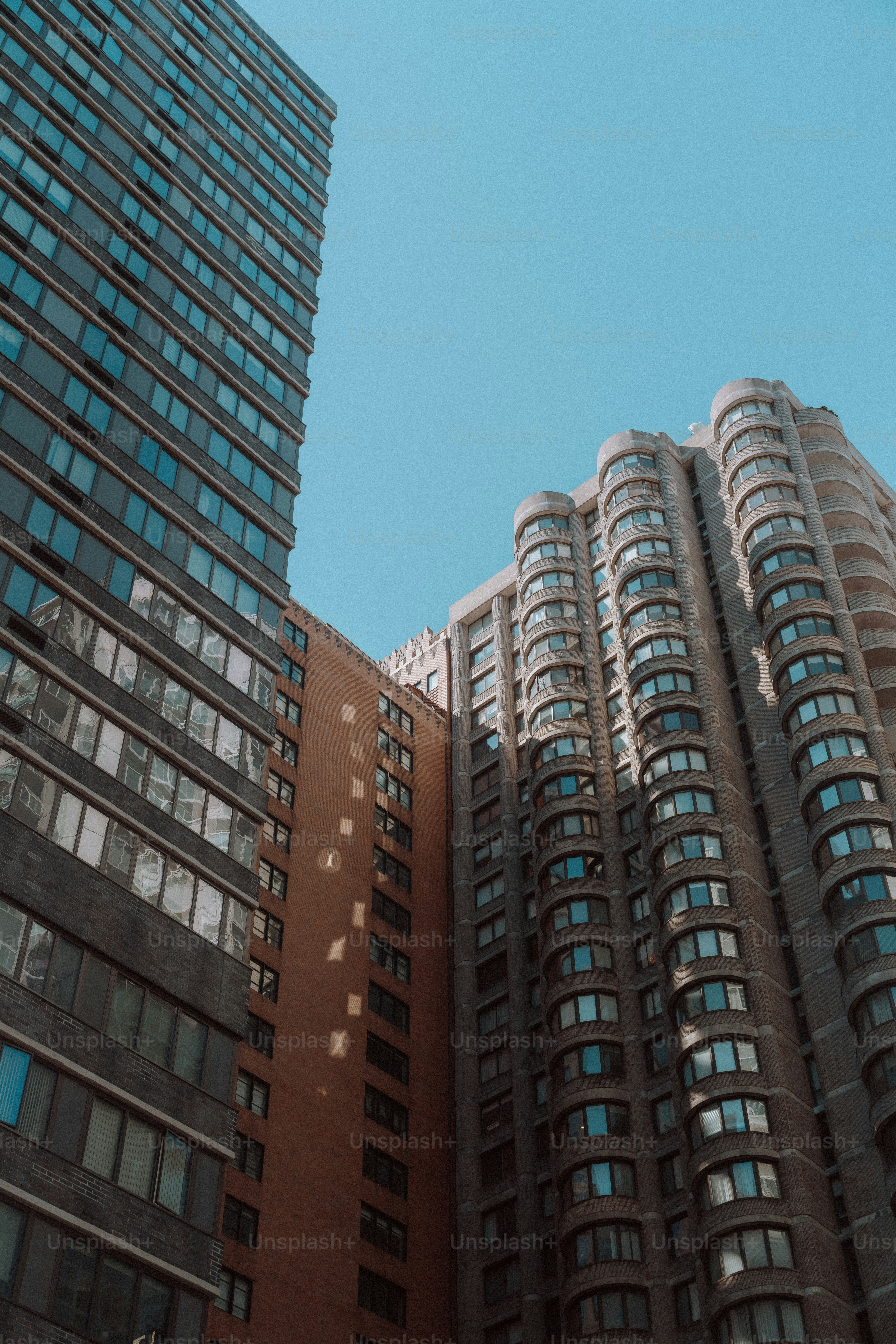 Modern building against a clear blue sky photo – City Image on Unsplash