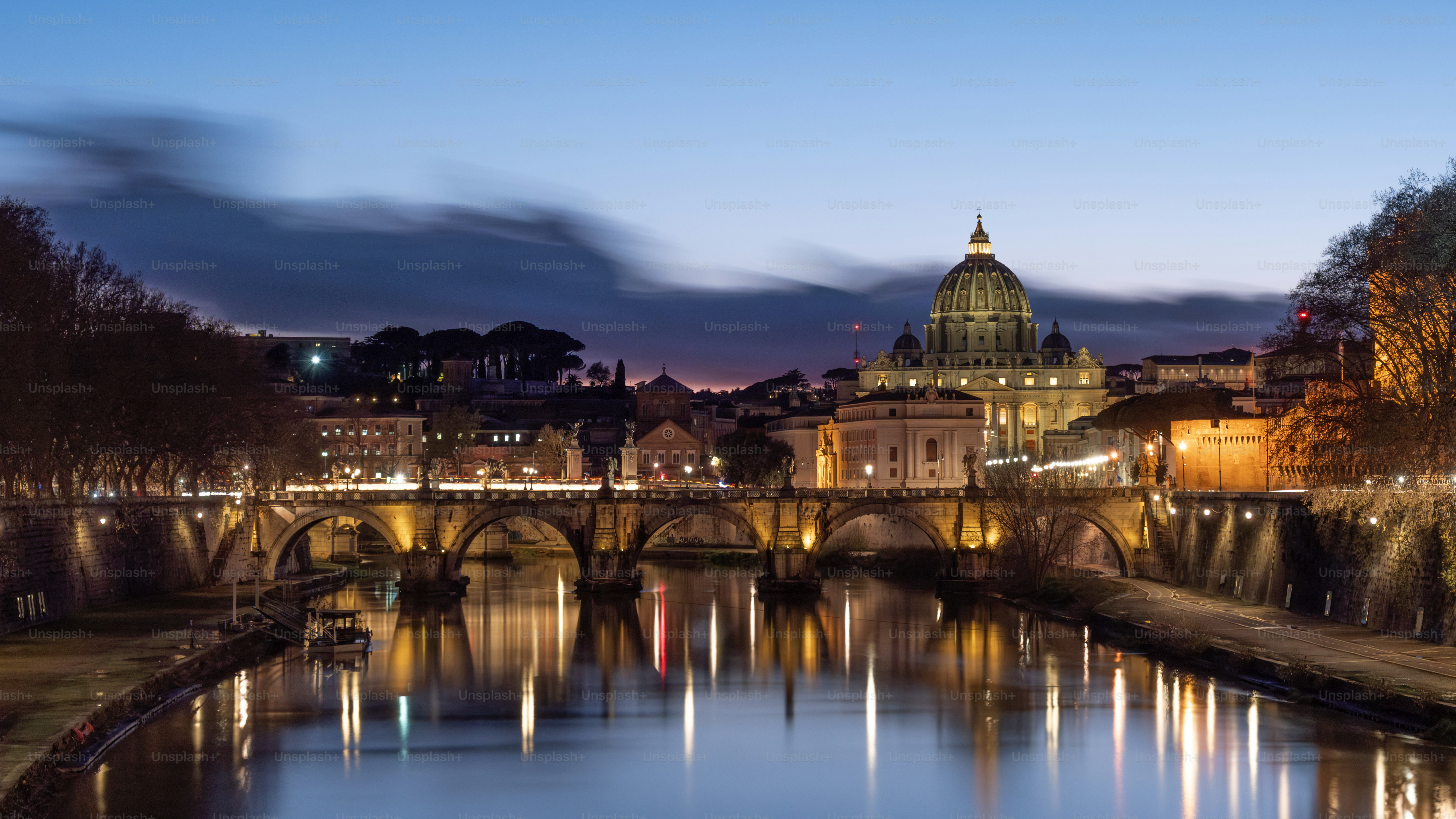 Stadtbild mit Brücke und Kuppel bei Einbruch der Dämmerung