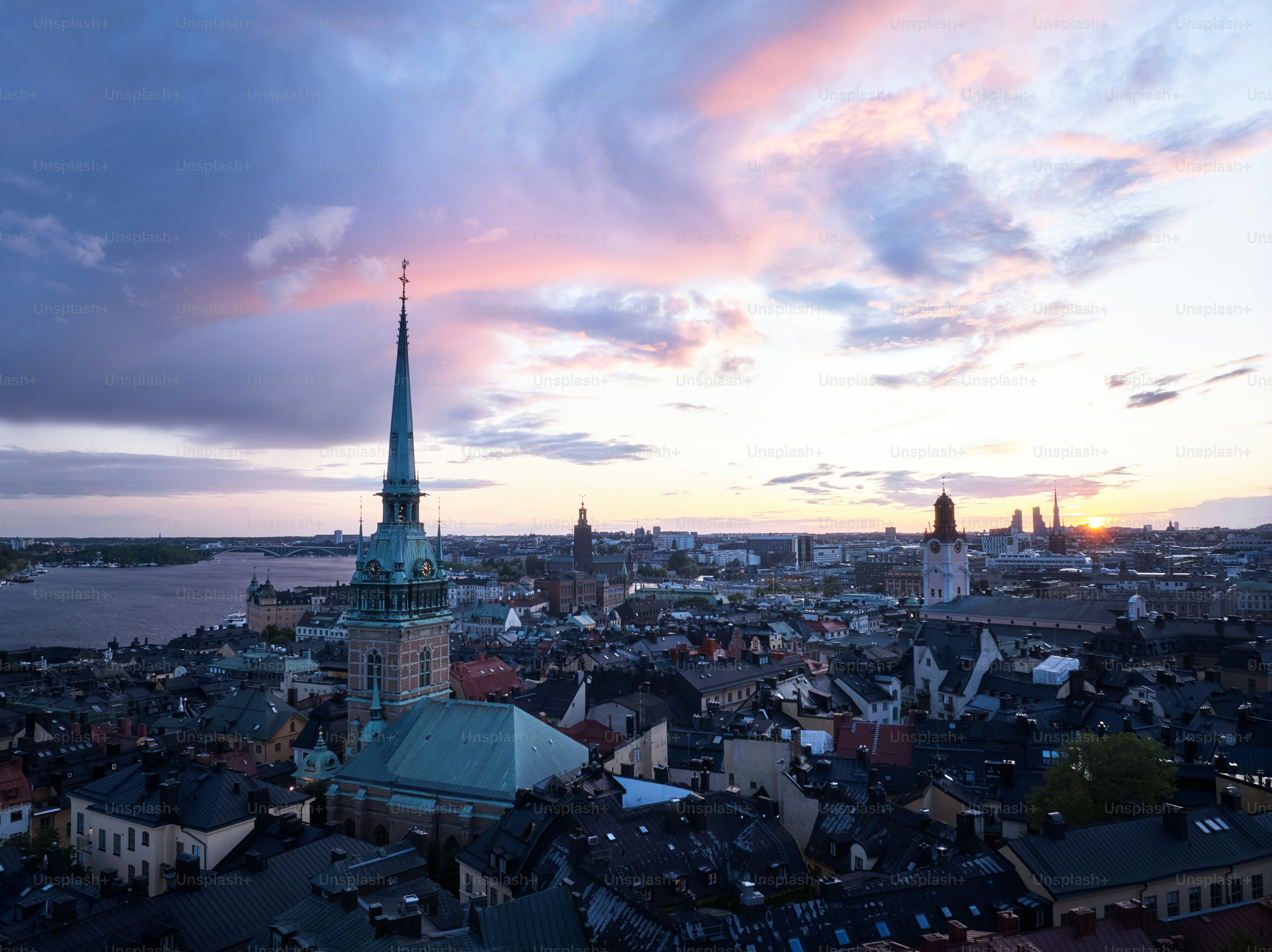 Stadtsilhouette mit Kirchturm bei Sonnenuntergang