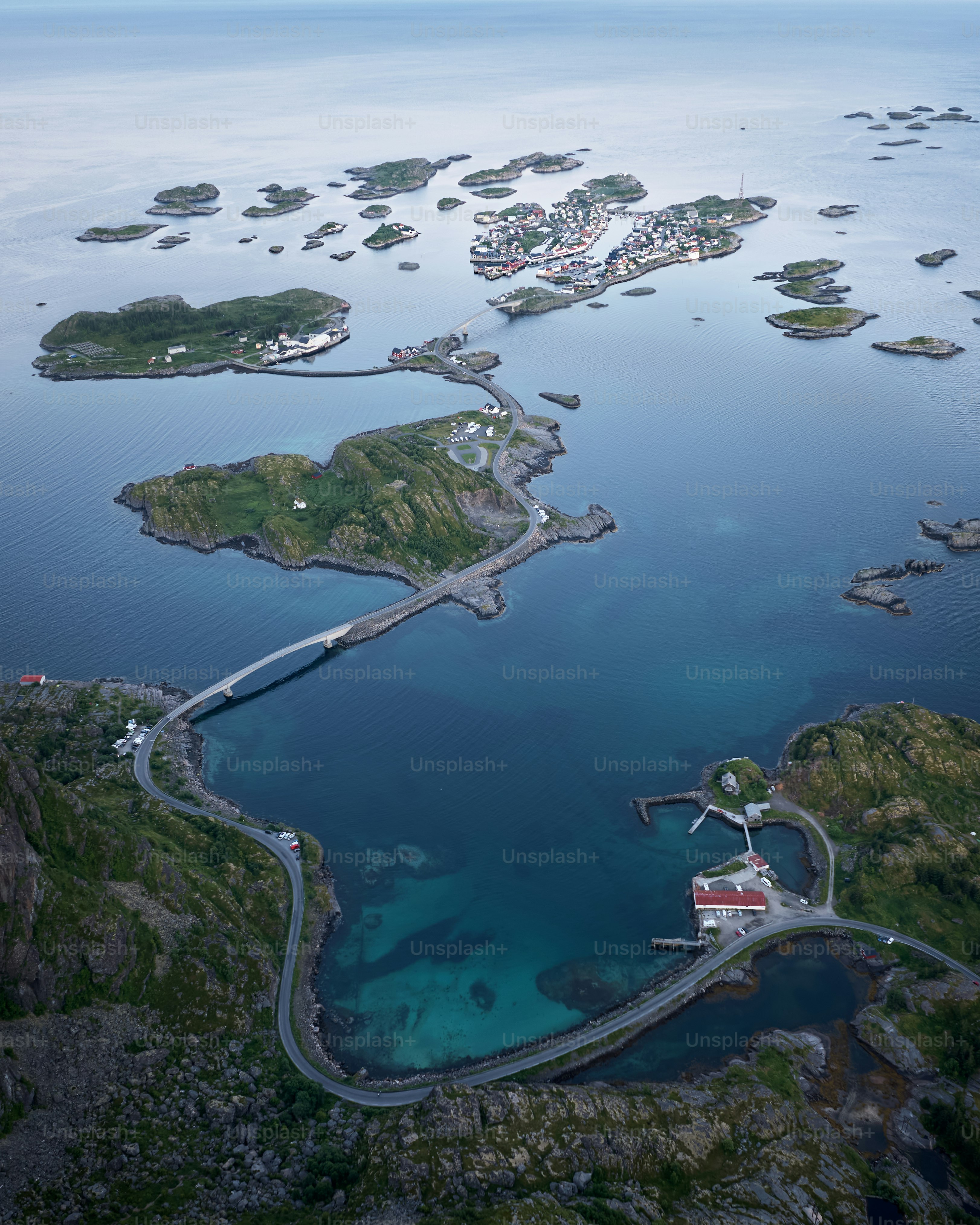 Inseldorf, das durch Brücken über blaues Wasser verbunden ist