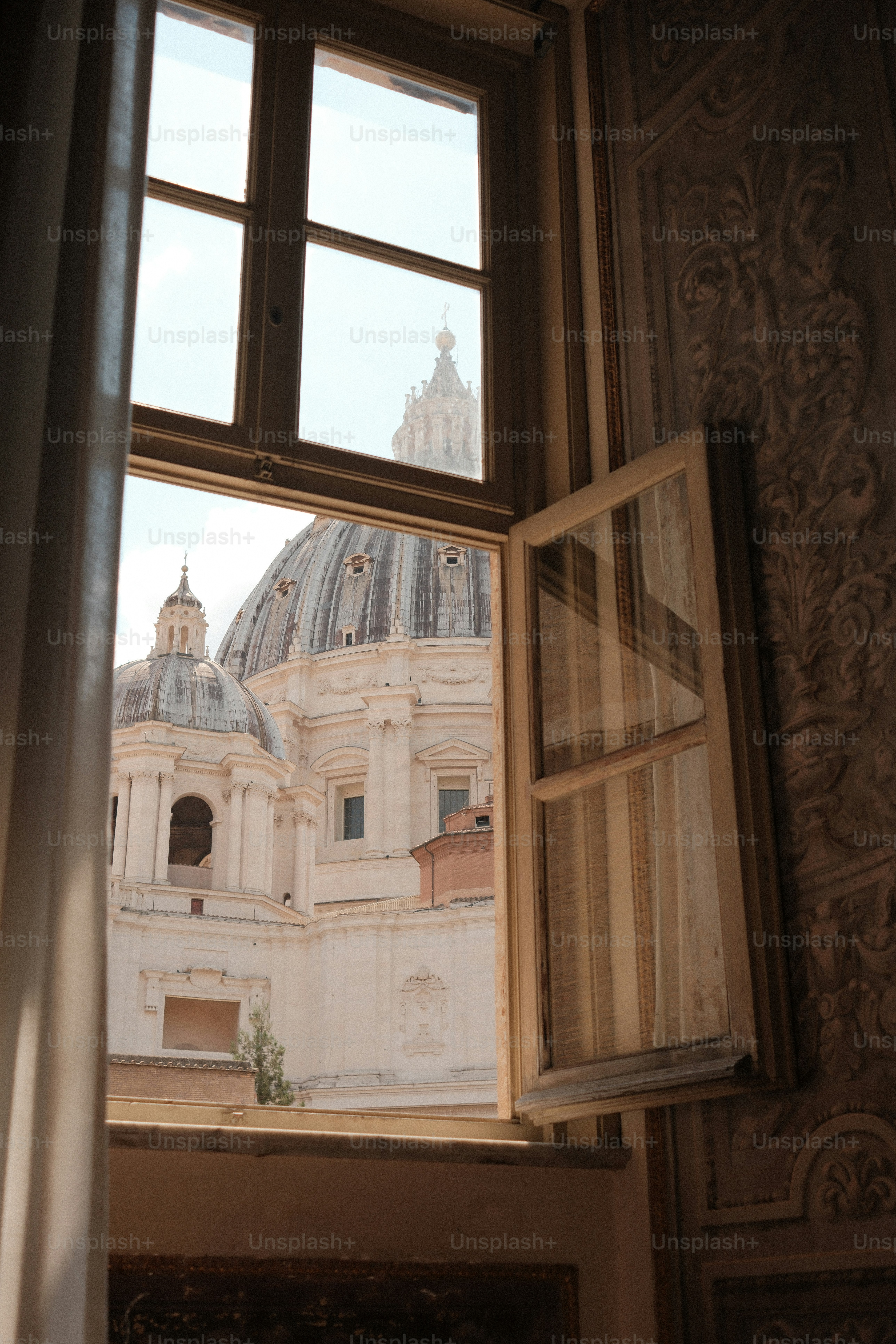 Vista de las cúpulas a través de una ventana abierta