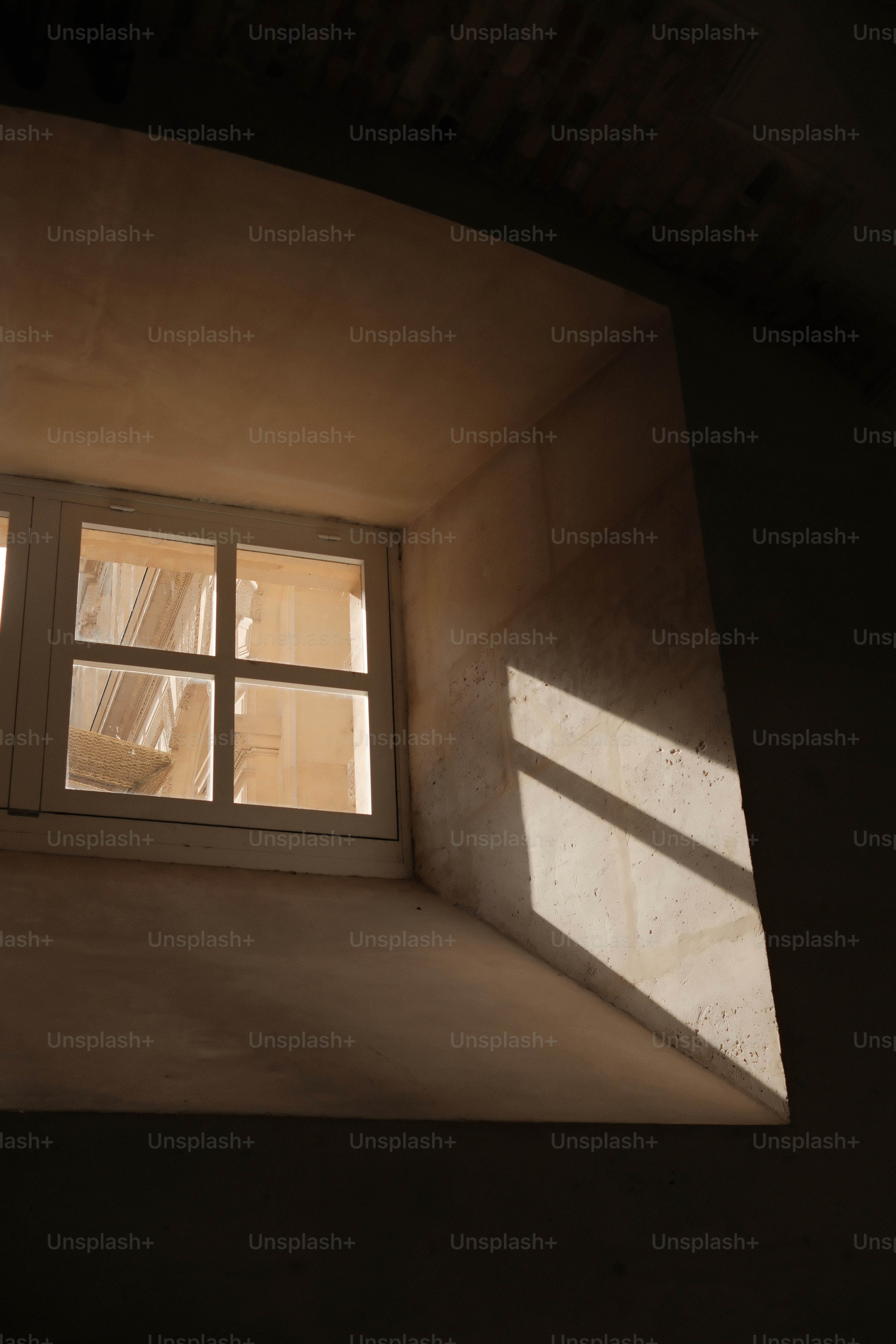 La luz del sol entra por una ventana proyectando sombras.