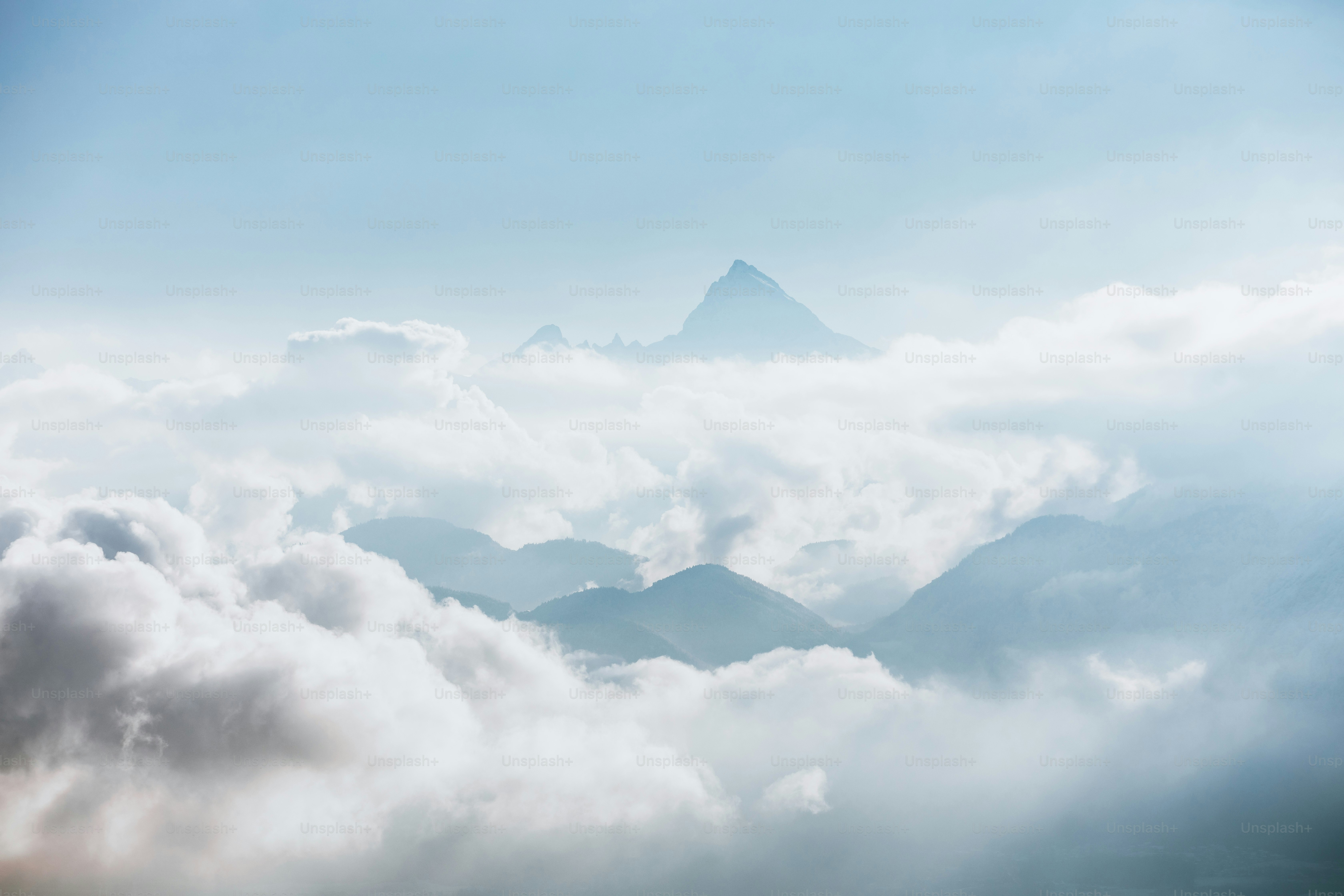 Berggipfel, der aus weichen Wolken auftaucht