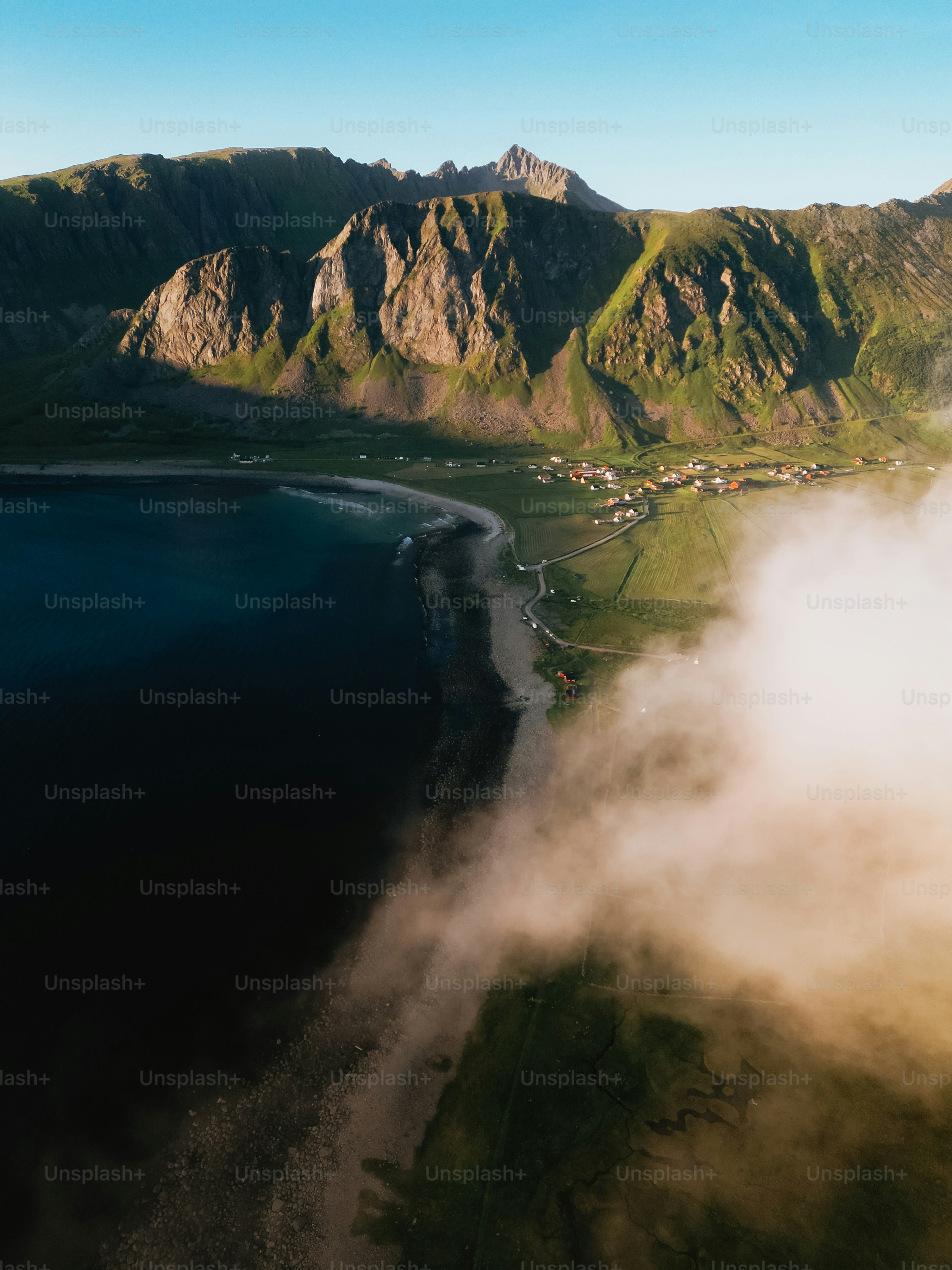 Küstendorf eingebettet zwischen Bergen und Meer