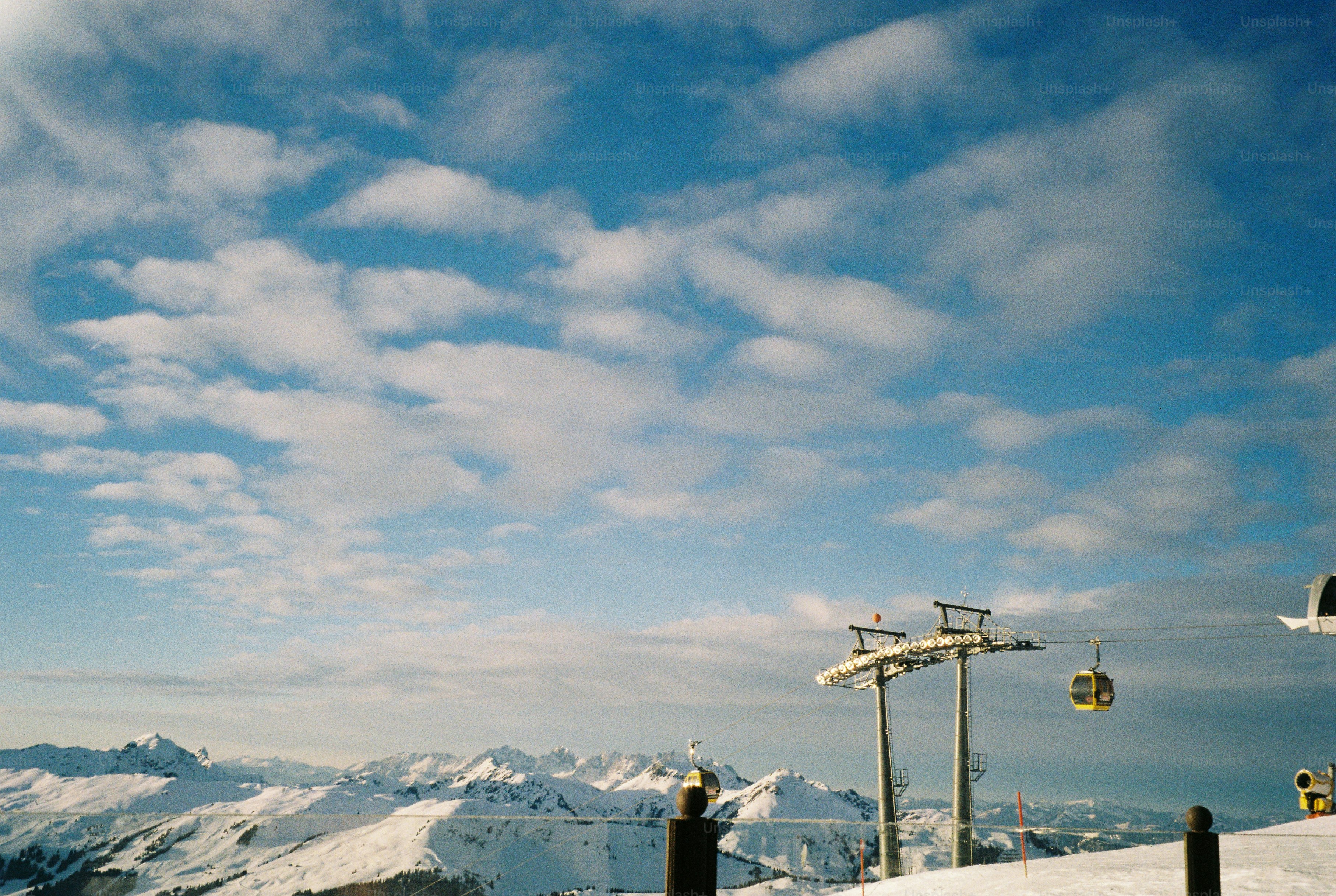 Skilift in verschneiten Bergen unter blauem Himmel