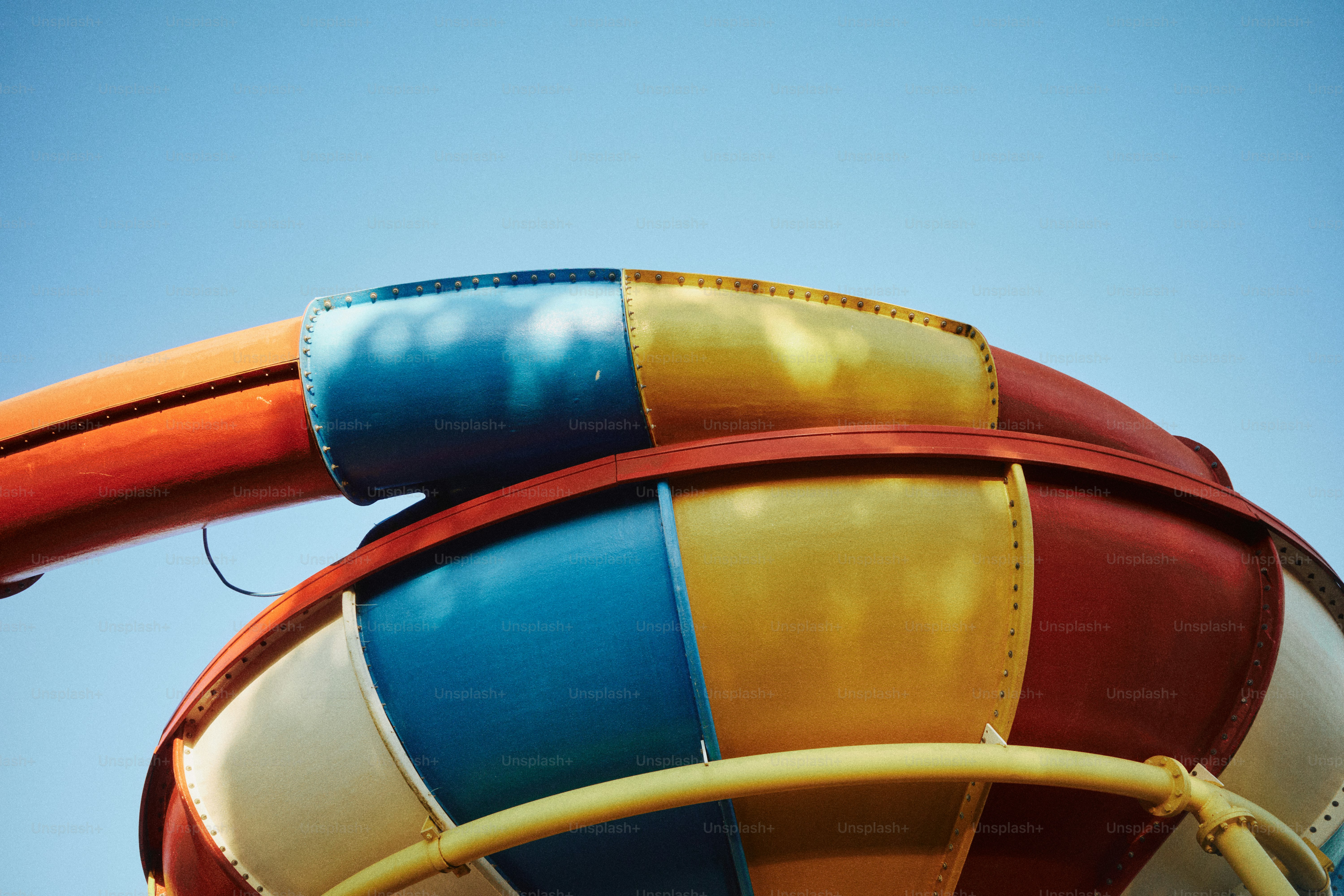 Toboggan d’eau coloré sur un ciel bleu clair