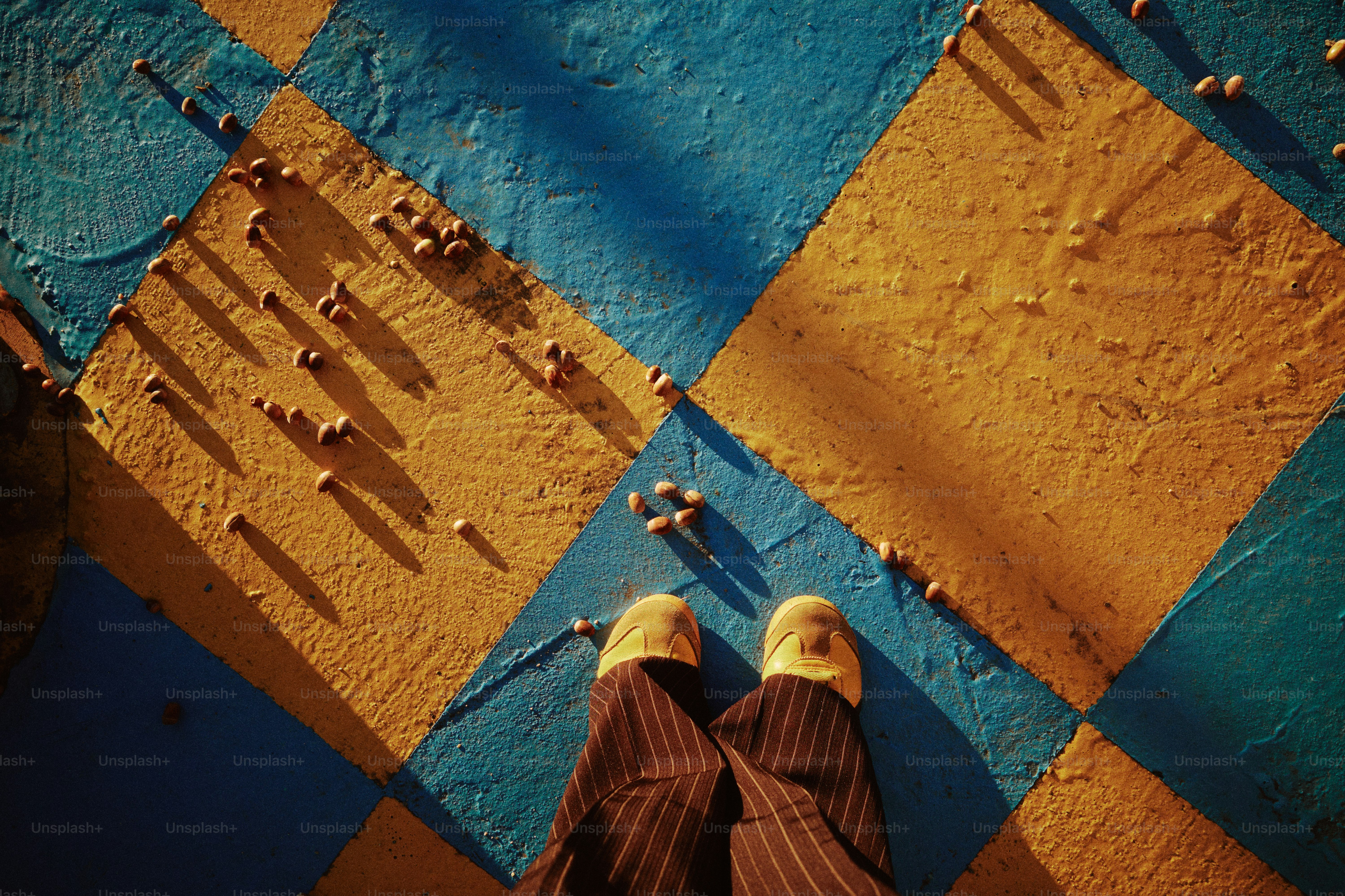 Pieds debout sur un sol à carreaux jaune et bleu