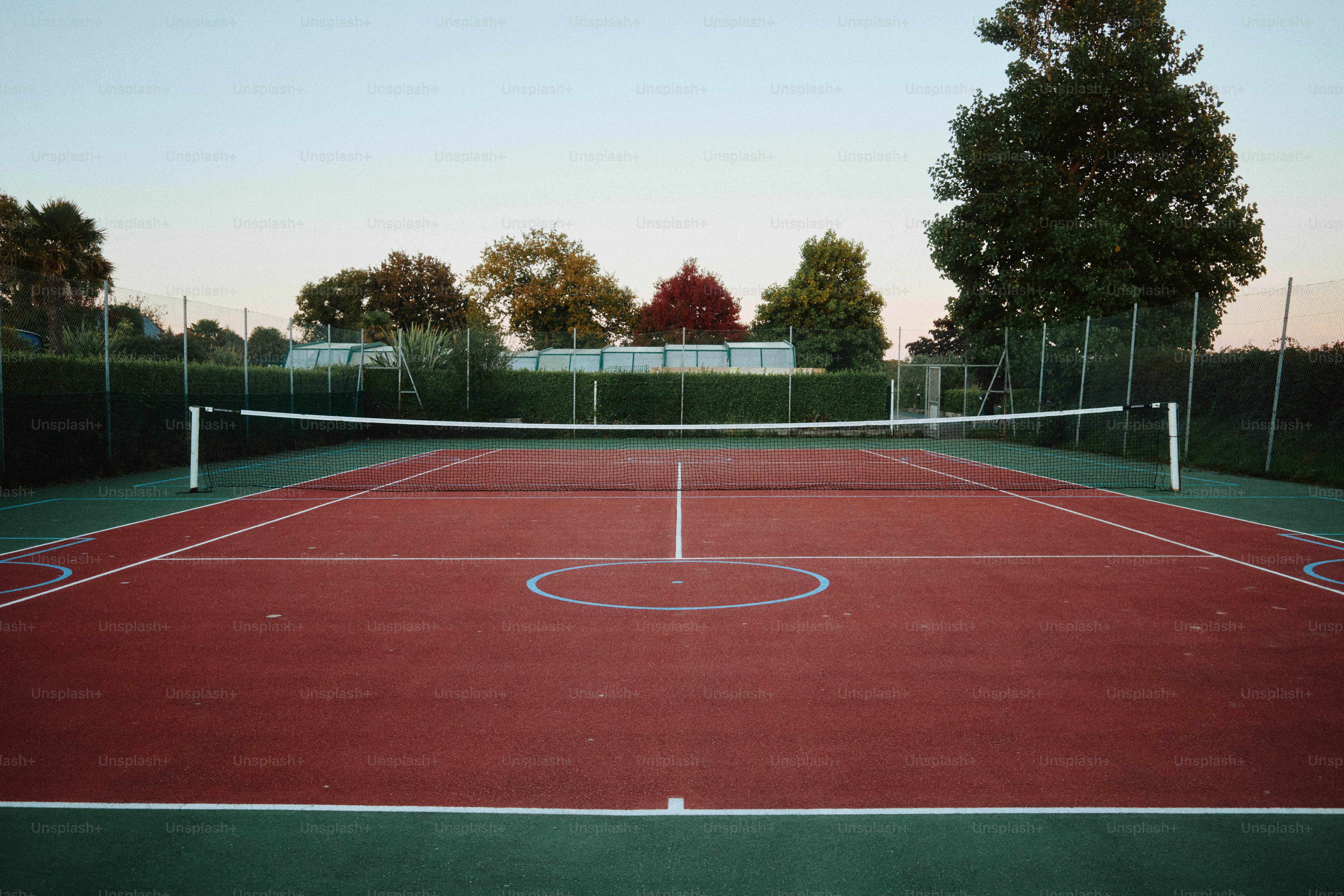 Court de tennis vide avec filet et marquages