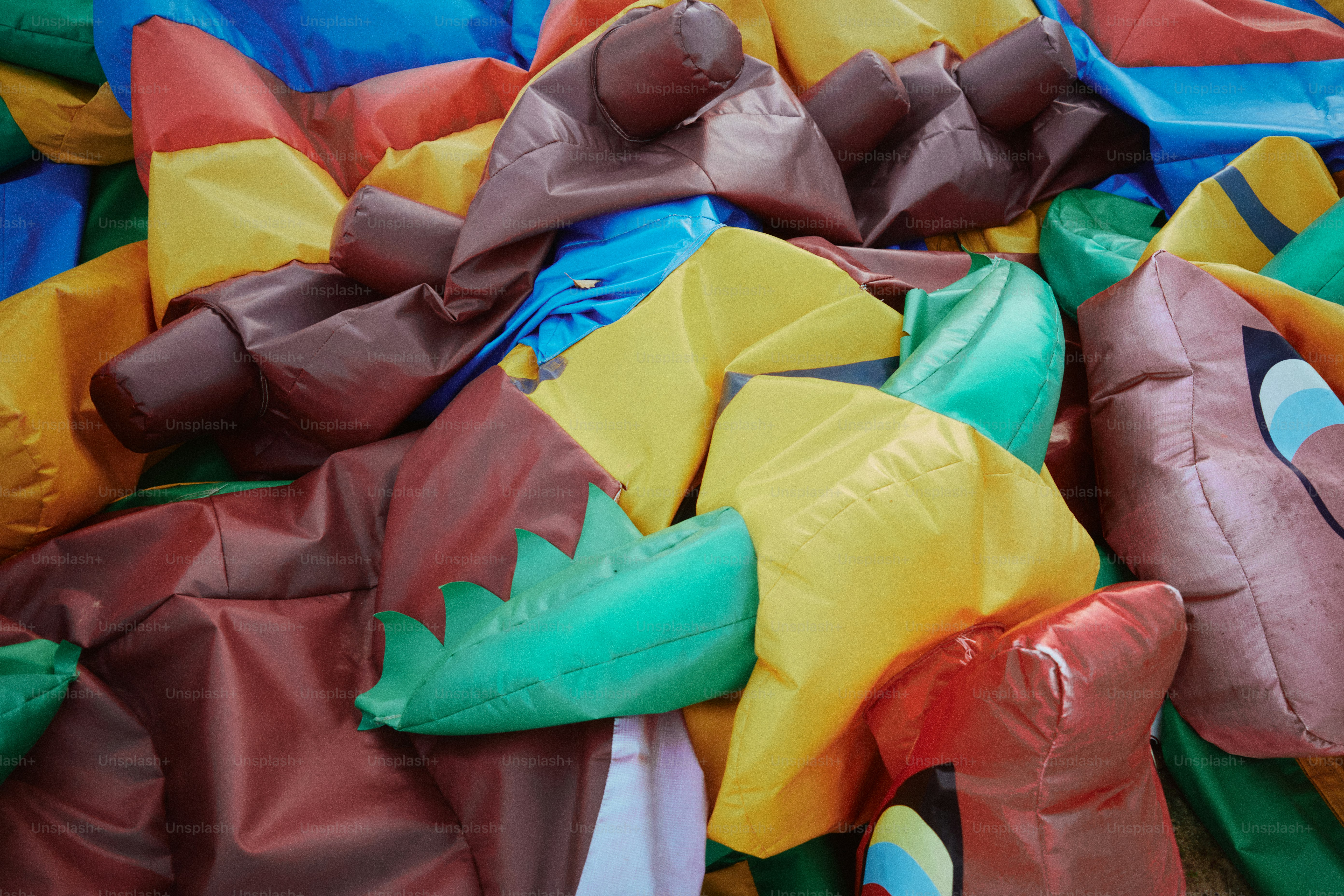 Un tas de jouets gonflables colorés dégonflés