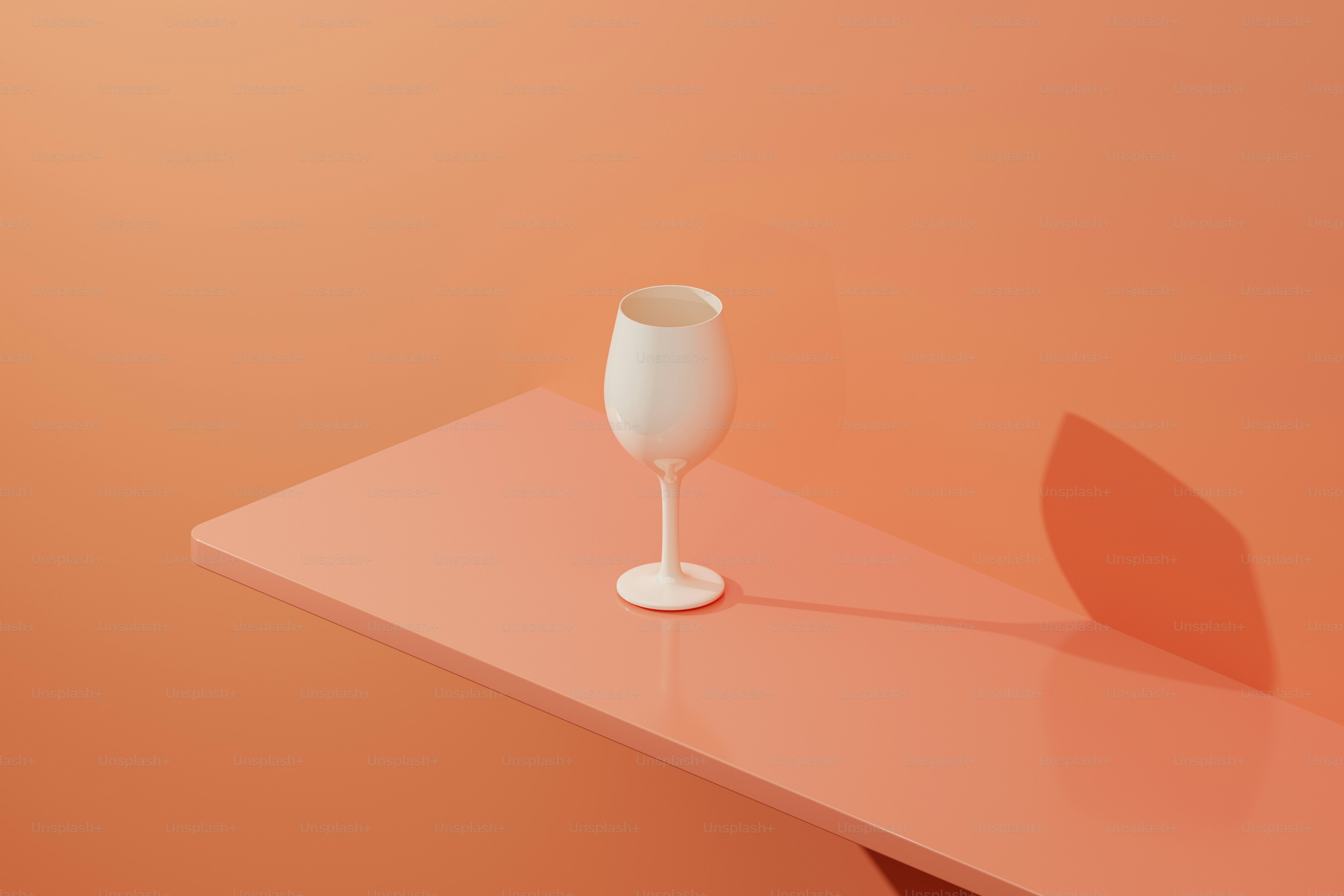 산호 표면 위에 놓인 화이트 와인잔.