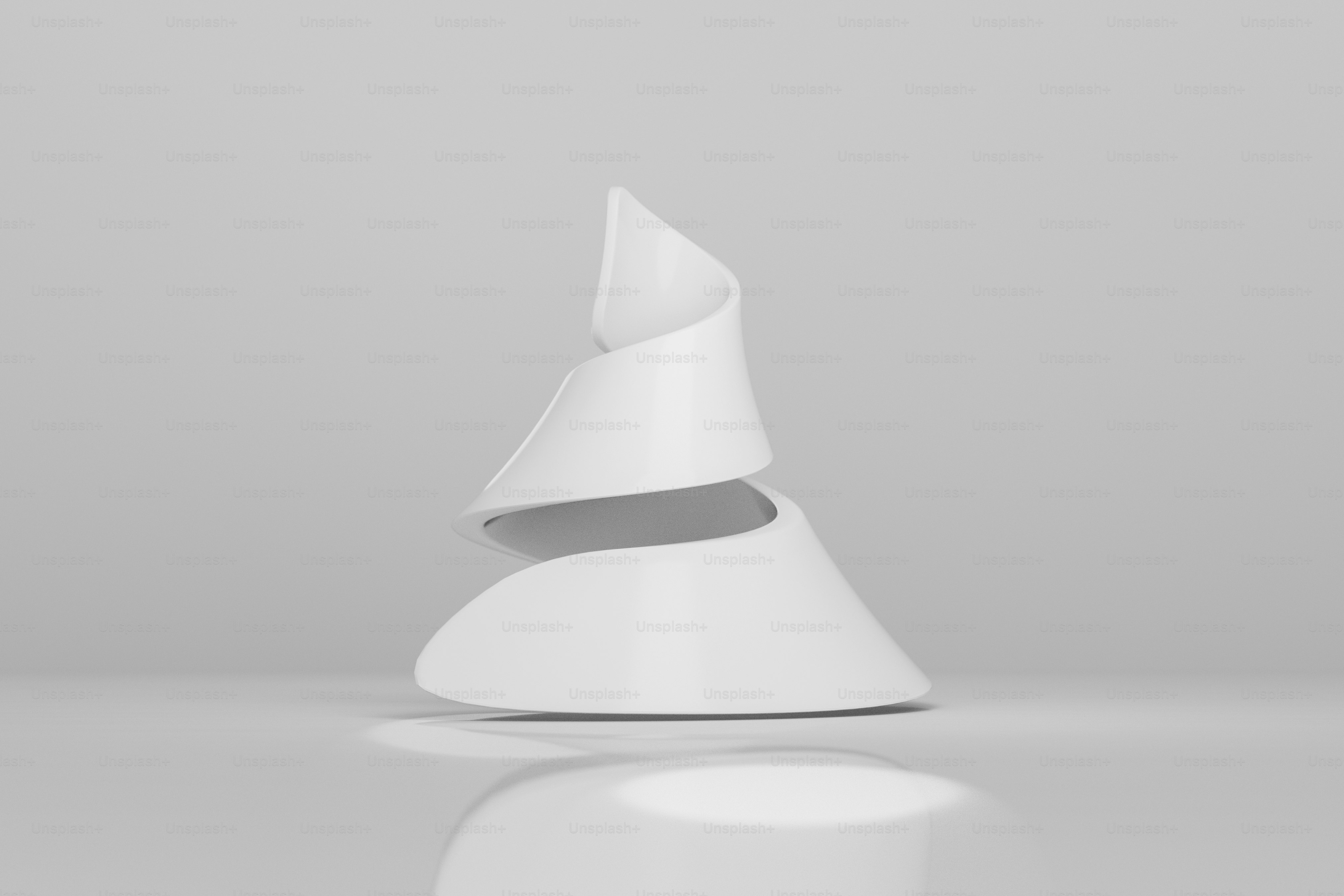 소용돌이치는 디자인의 추상적인 흰색 조각