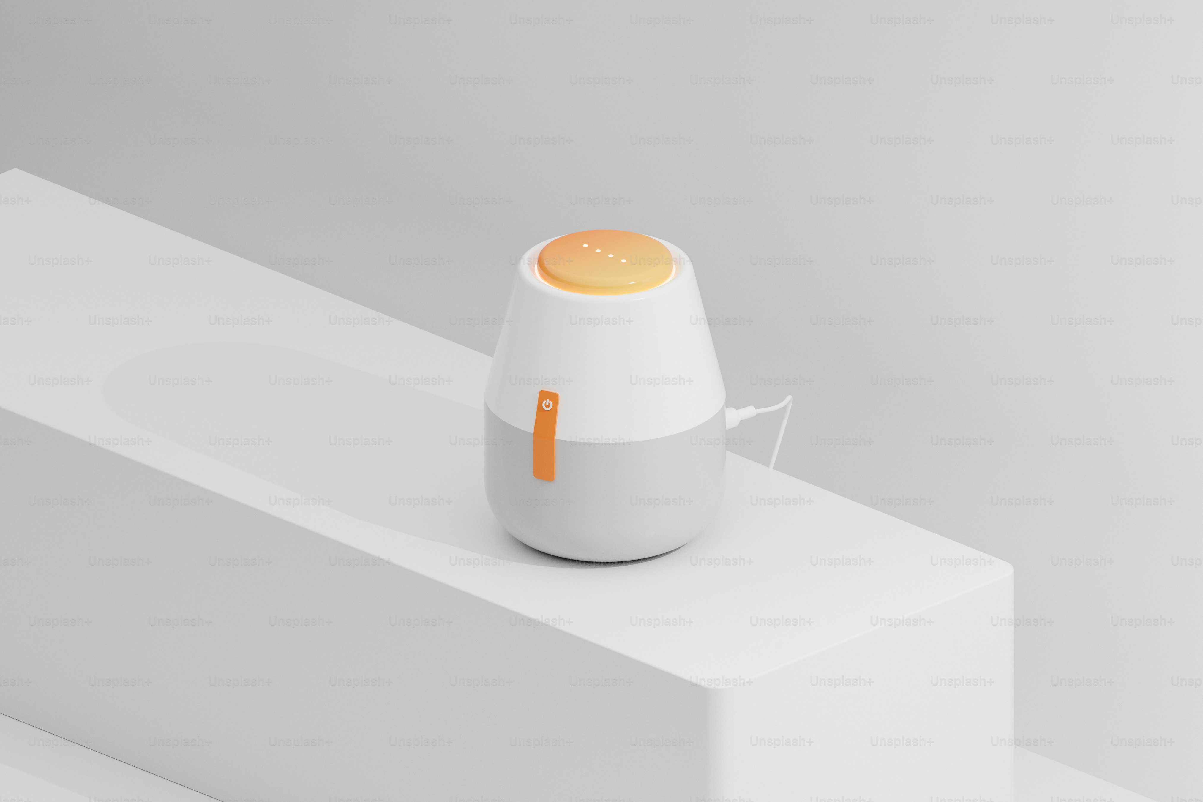 주황색 포인트가 있는 작은 흰색과 회색 장치였다.