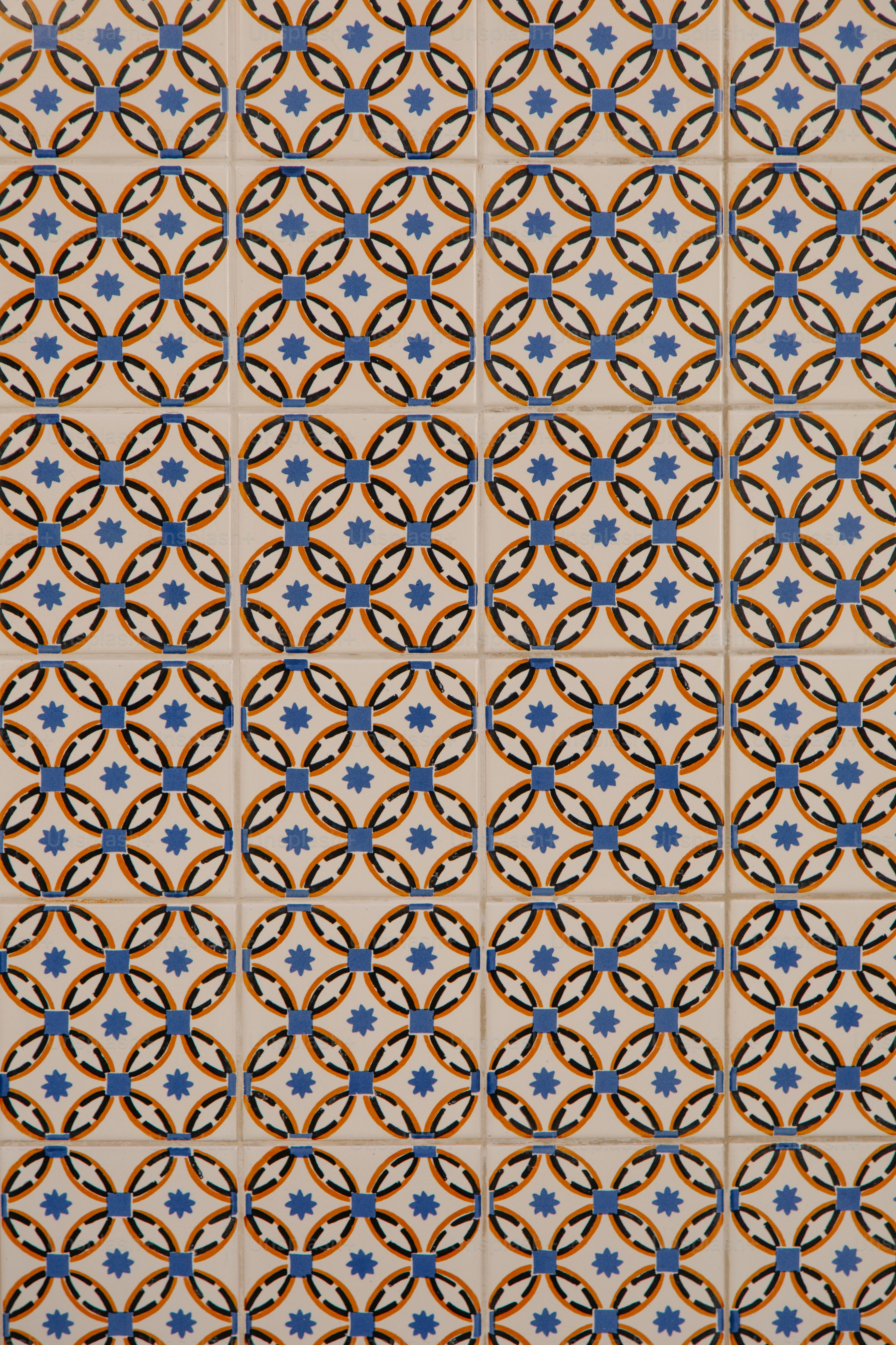 Sich wiederholendes geometrisches Muster aus blauen und orangefarbenen Fliesen