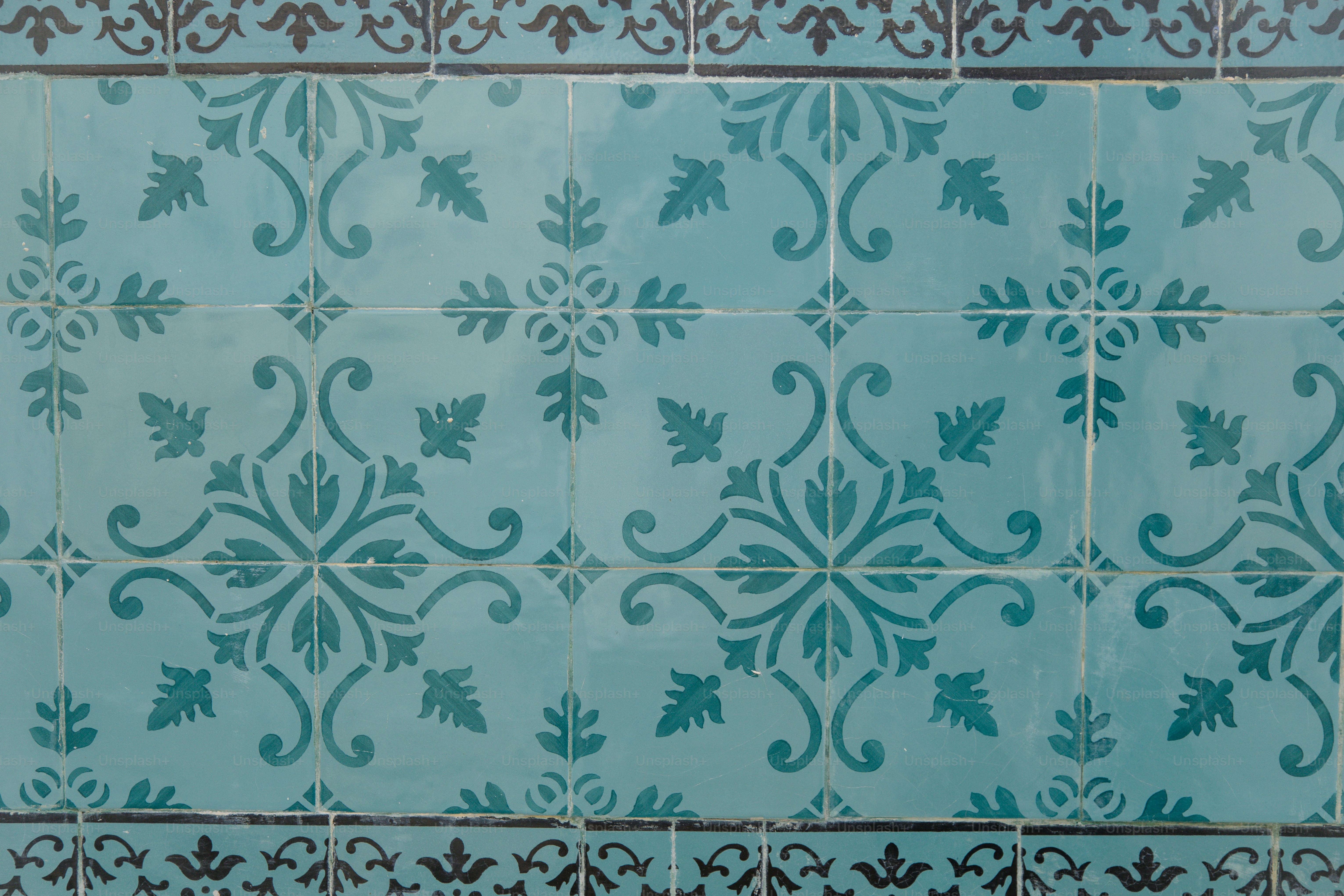 Türkis-gemusterte Fliesen mit schwarzen dekorativen Rändern