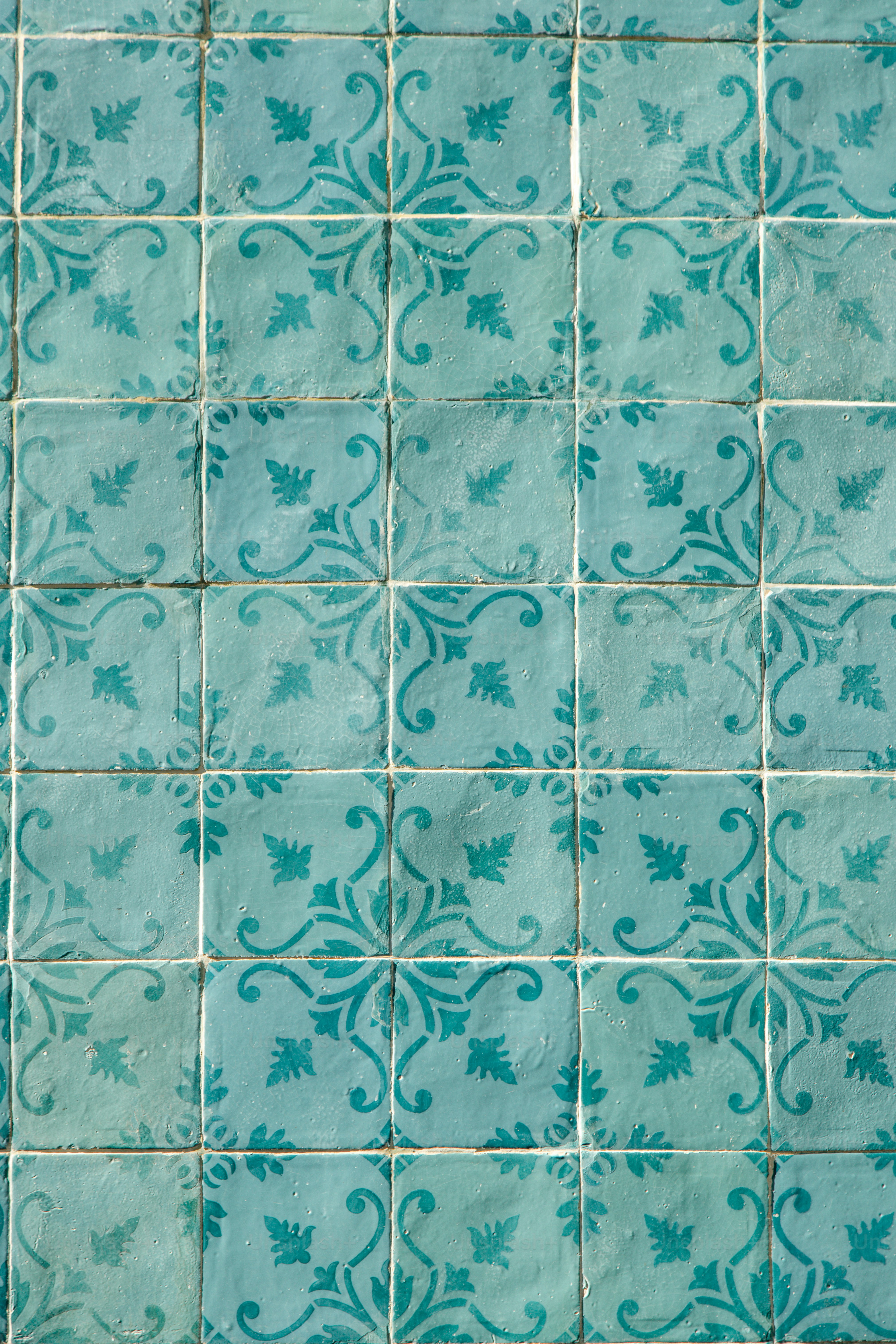 Aqua Fliesen mit sich wiederholendem Blumenmuster