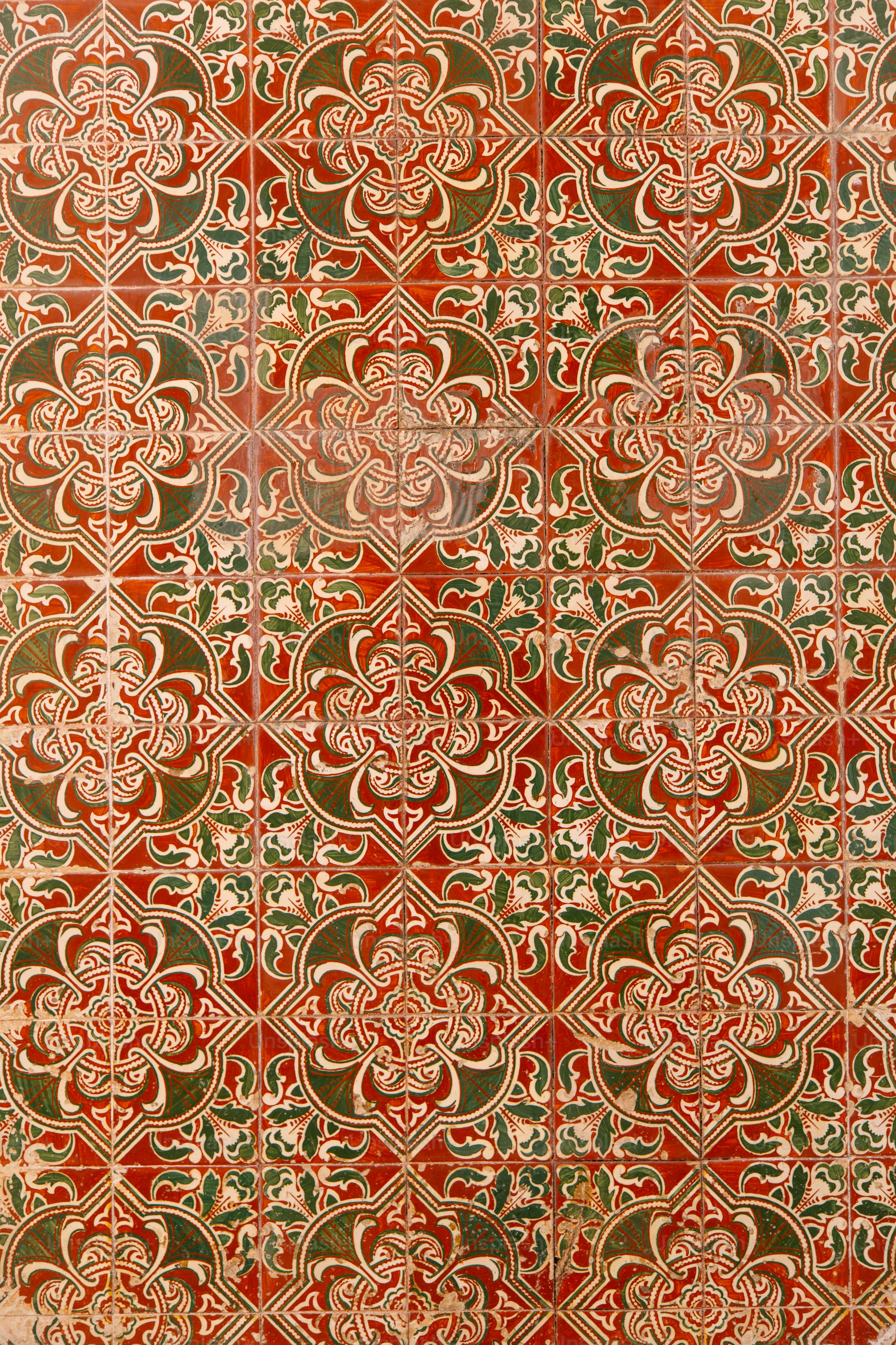 Rot-grüne Fliesen mit Blumenmuster an der Wand