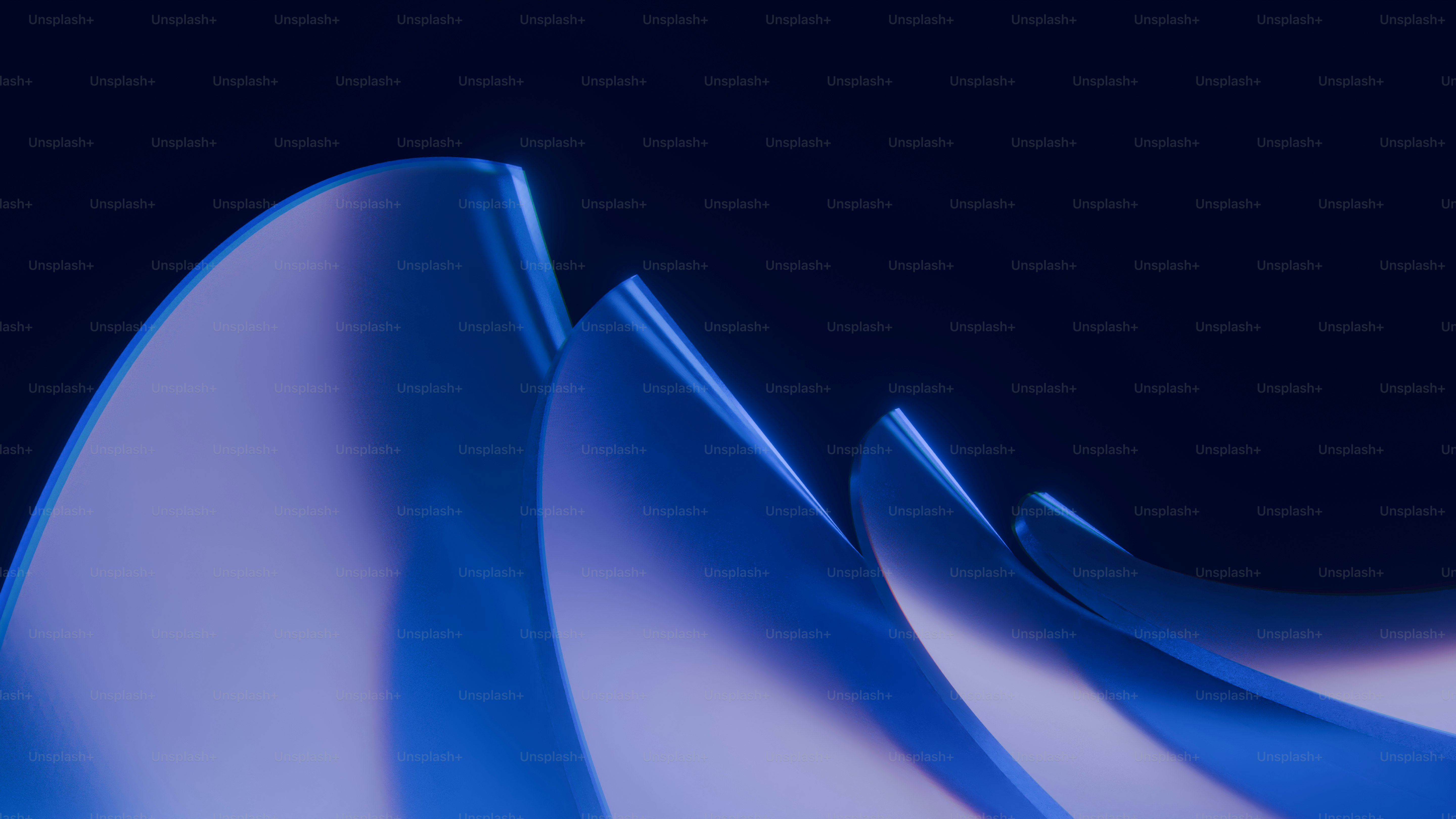 어두운 배경에 추상적인 파란색 곡선이 배치되었다