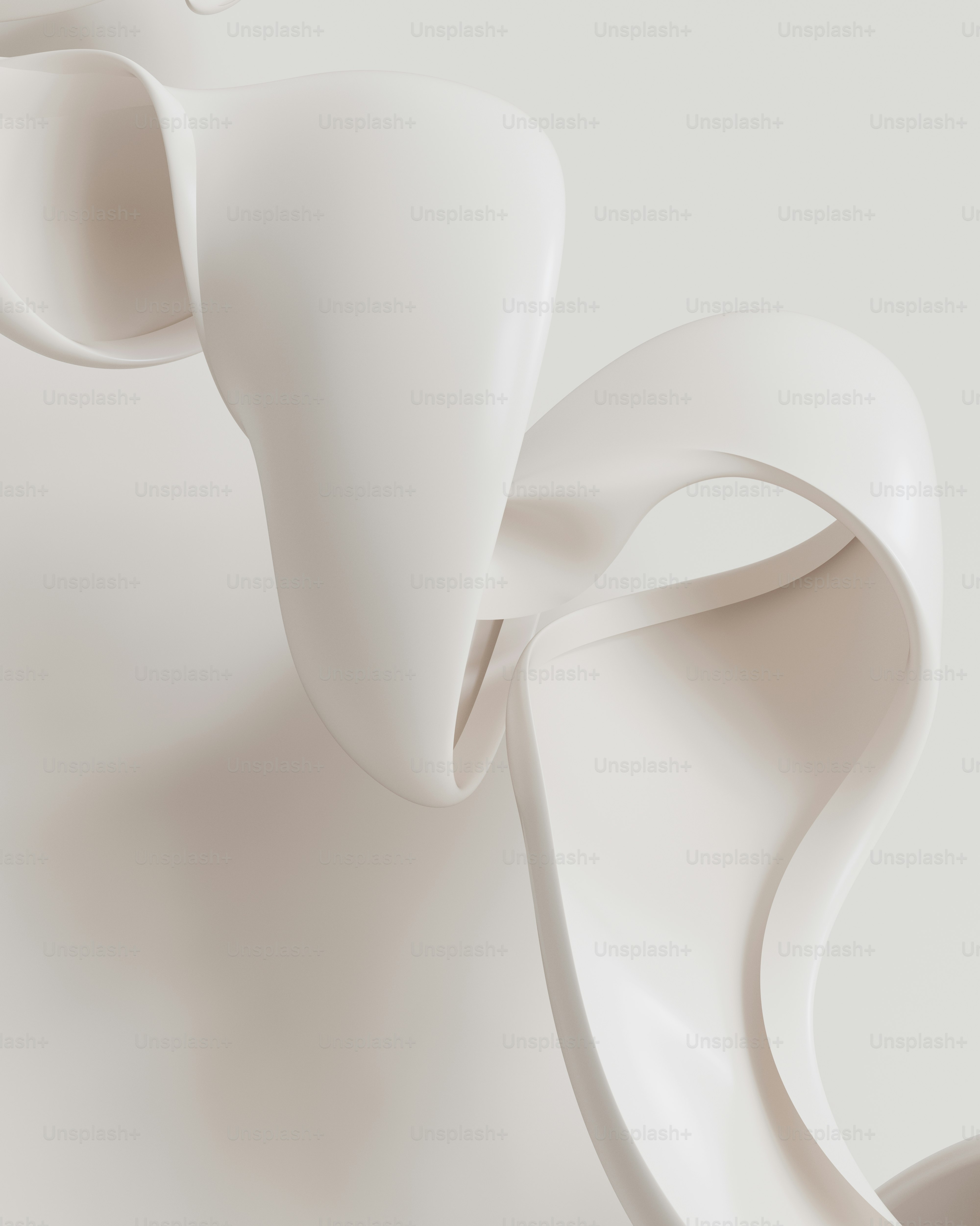 Scultura bianca astratta con curve fluide