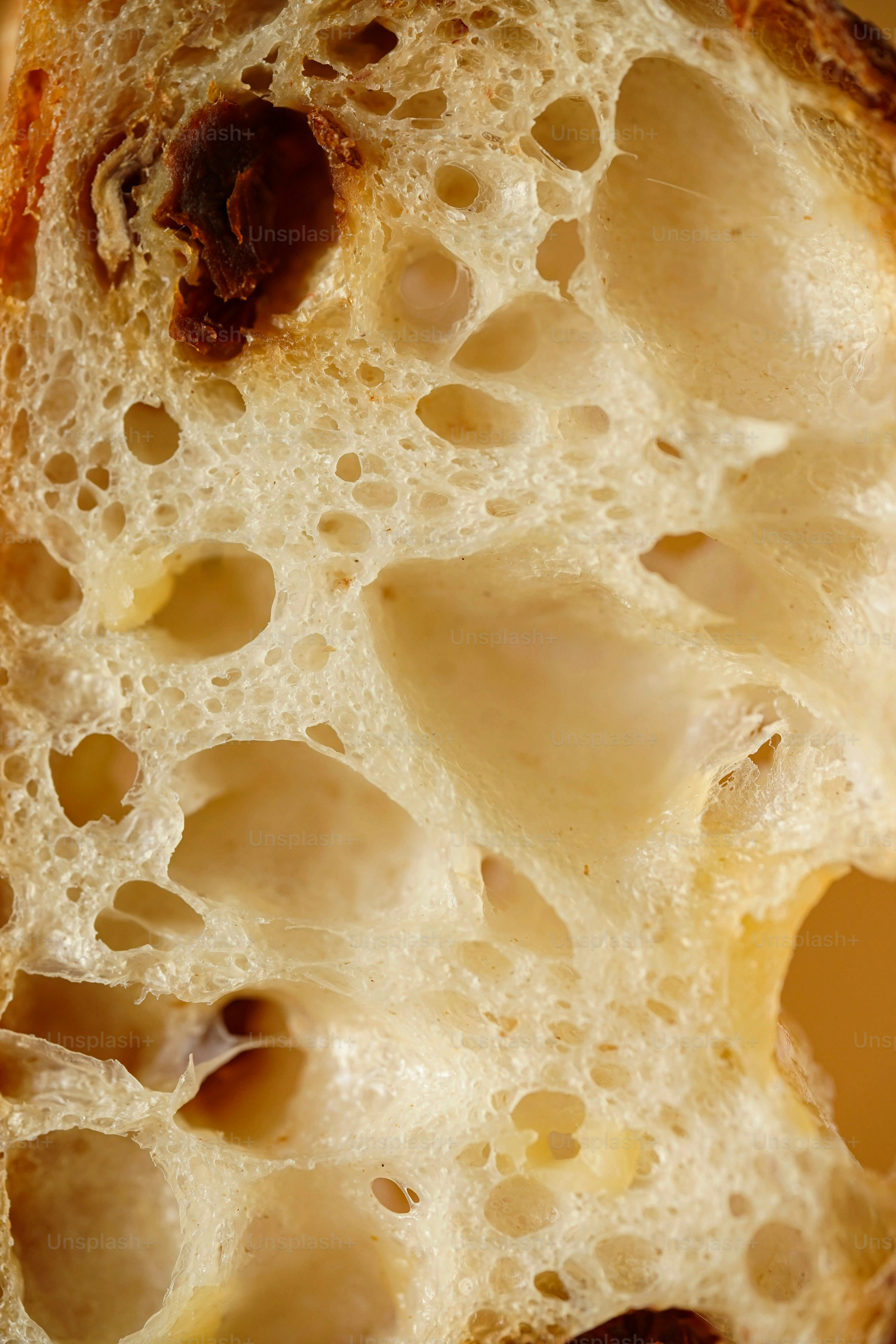 Primer plano de una rebanada de pan con pasas.