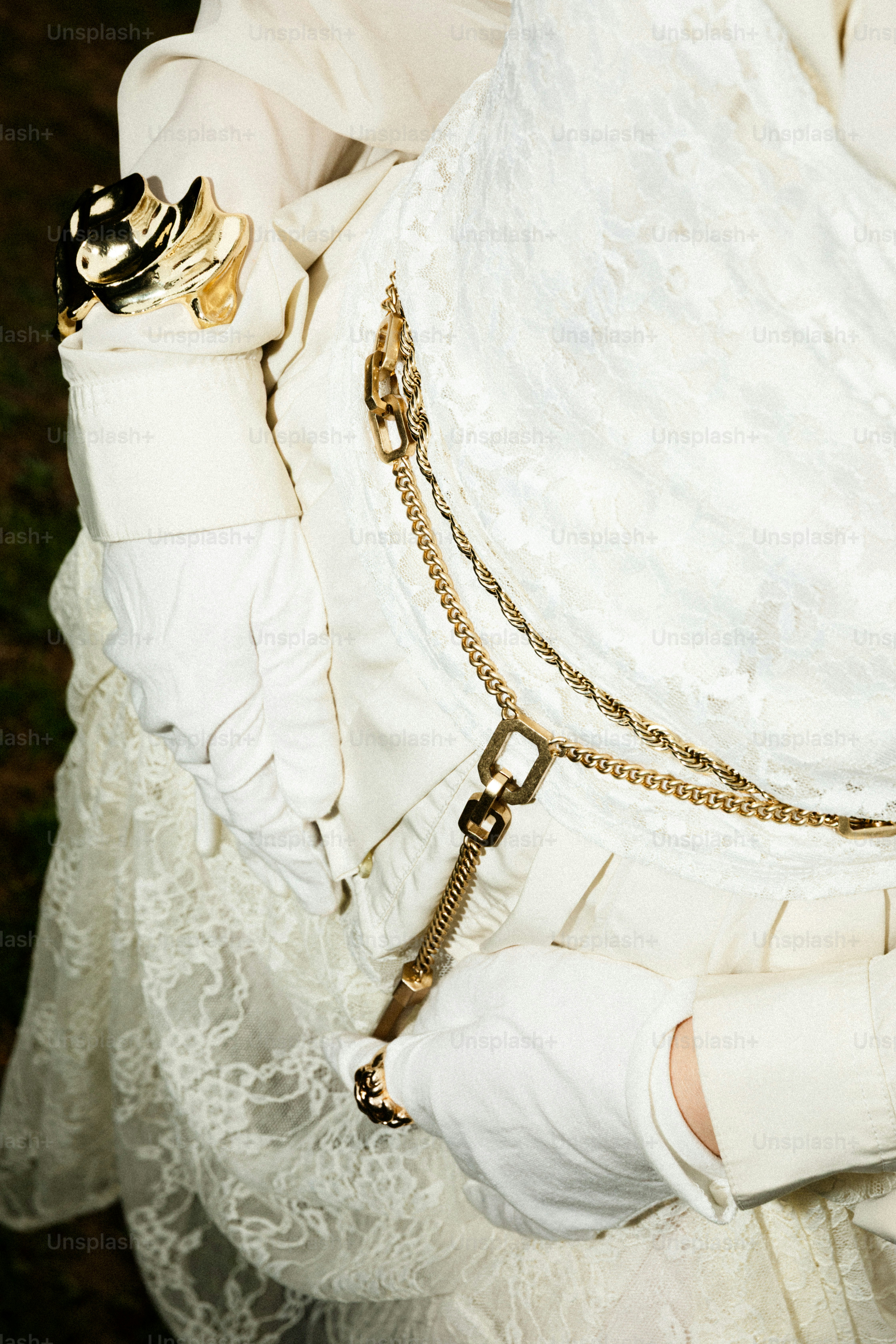 Personne en blanc tenant une montre de poche en or ornée