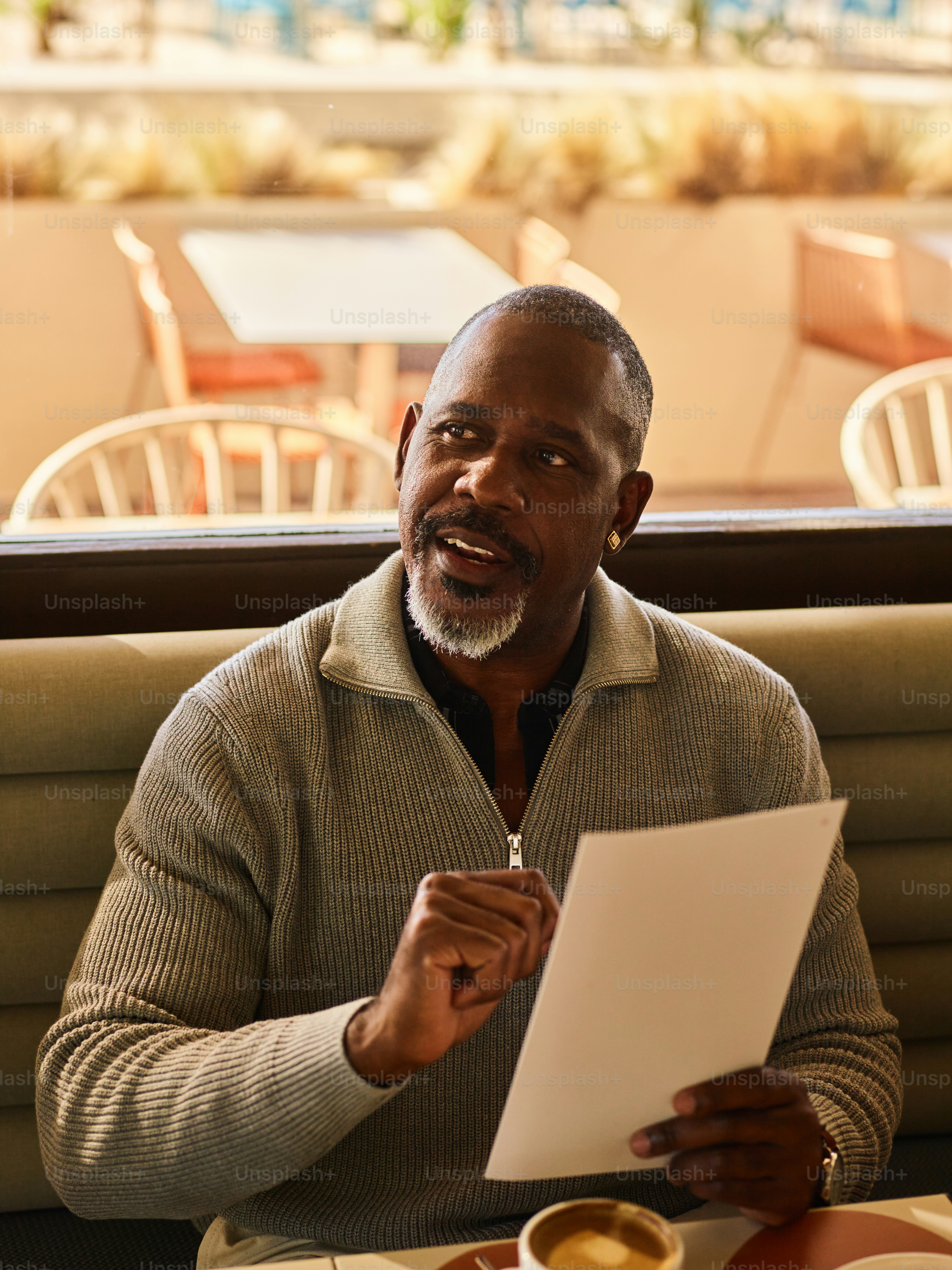 Man reading a menu at a restaurant photo – Restaurant Image on Unsplash
