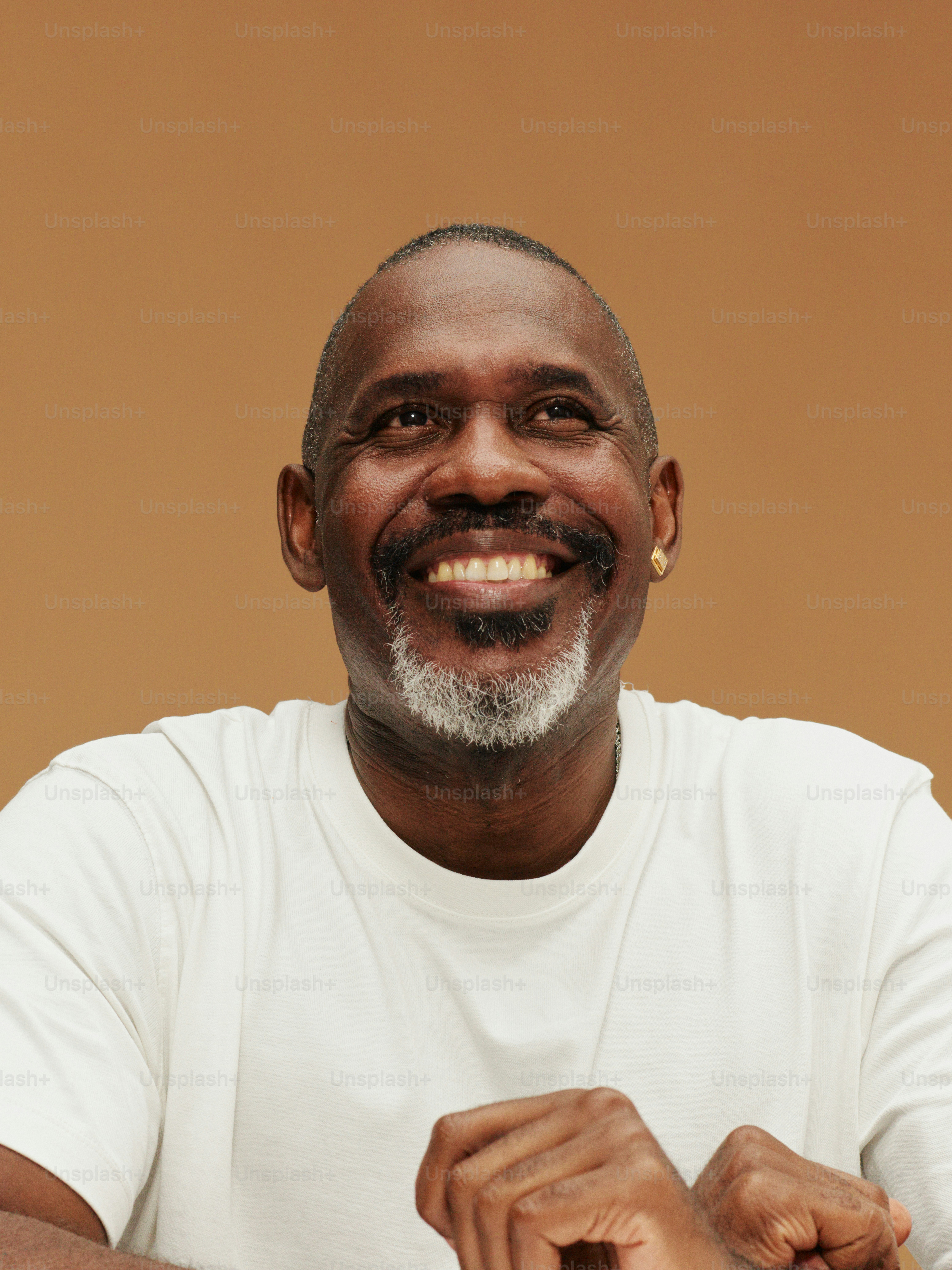 Homme d'origine africaine dans un tournage photo – Image de Portrait sur  Unsplash, image size:3000x4001