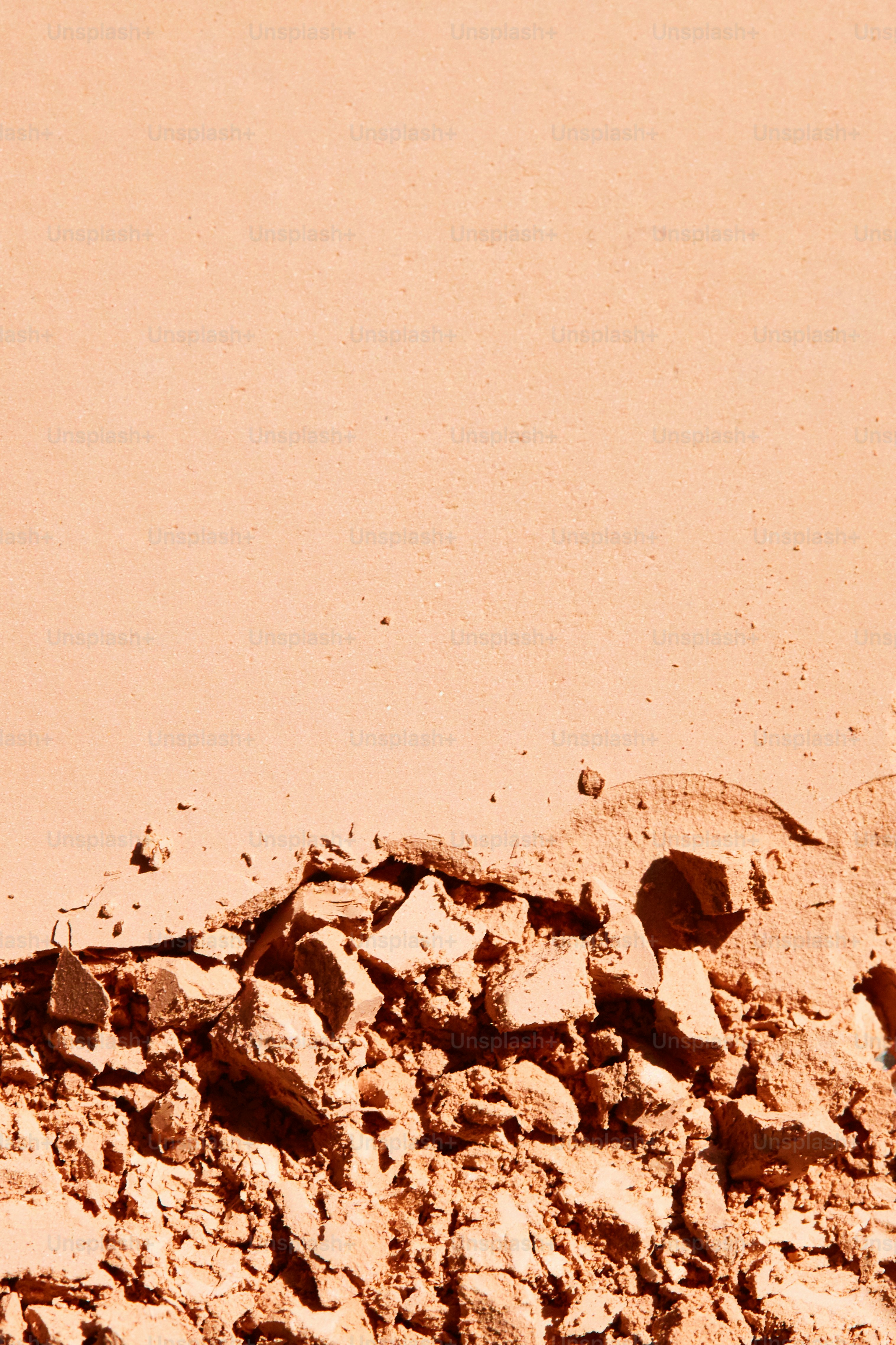 Terre effritée et arrière-plan texturé dans des tons chauds