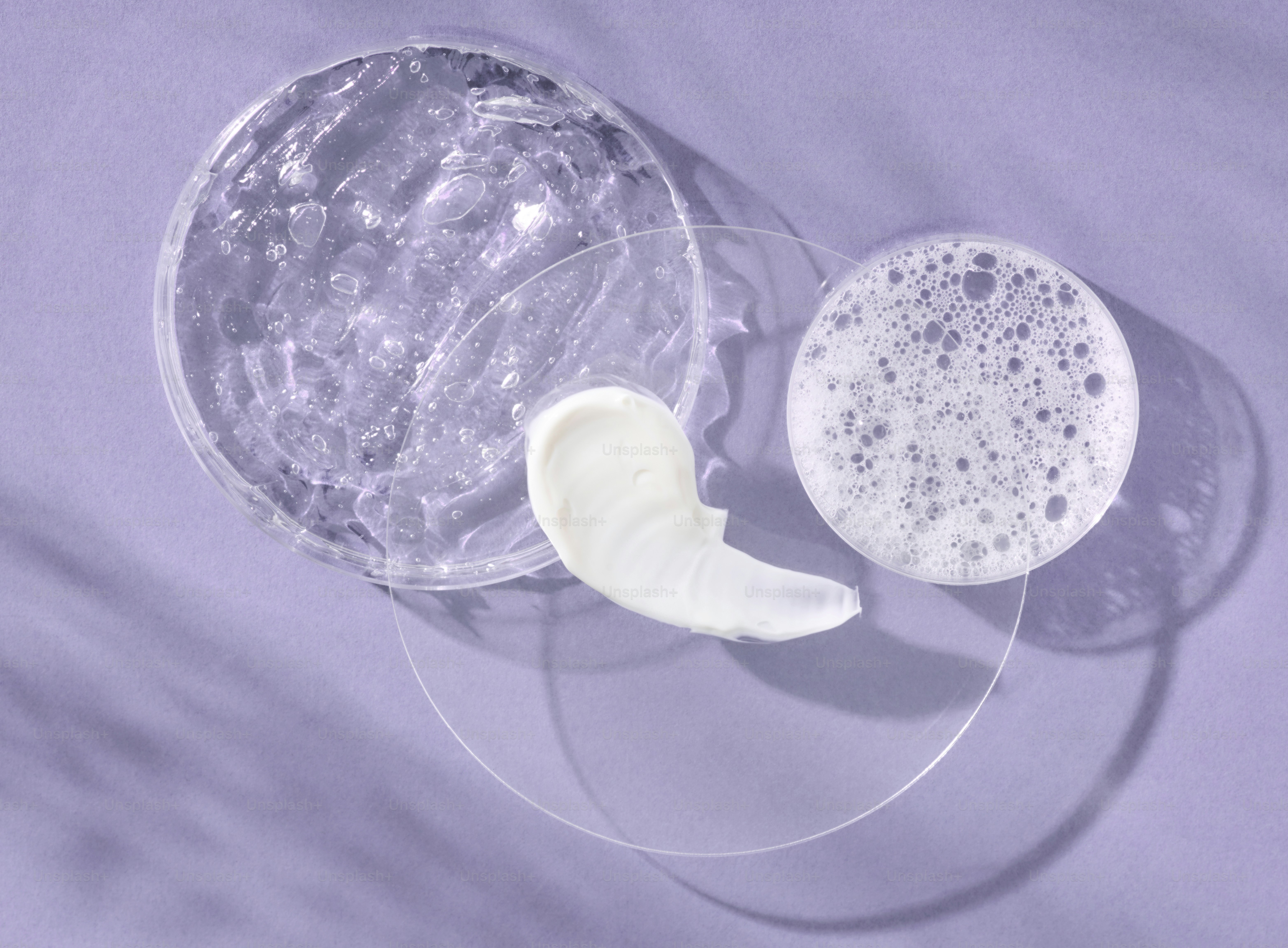 Des produits de soin disposés sur un fond violet.