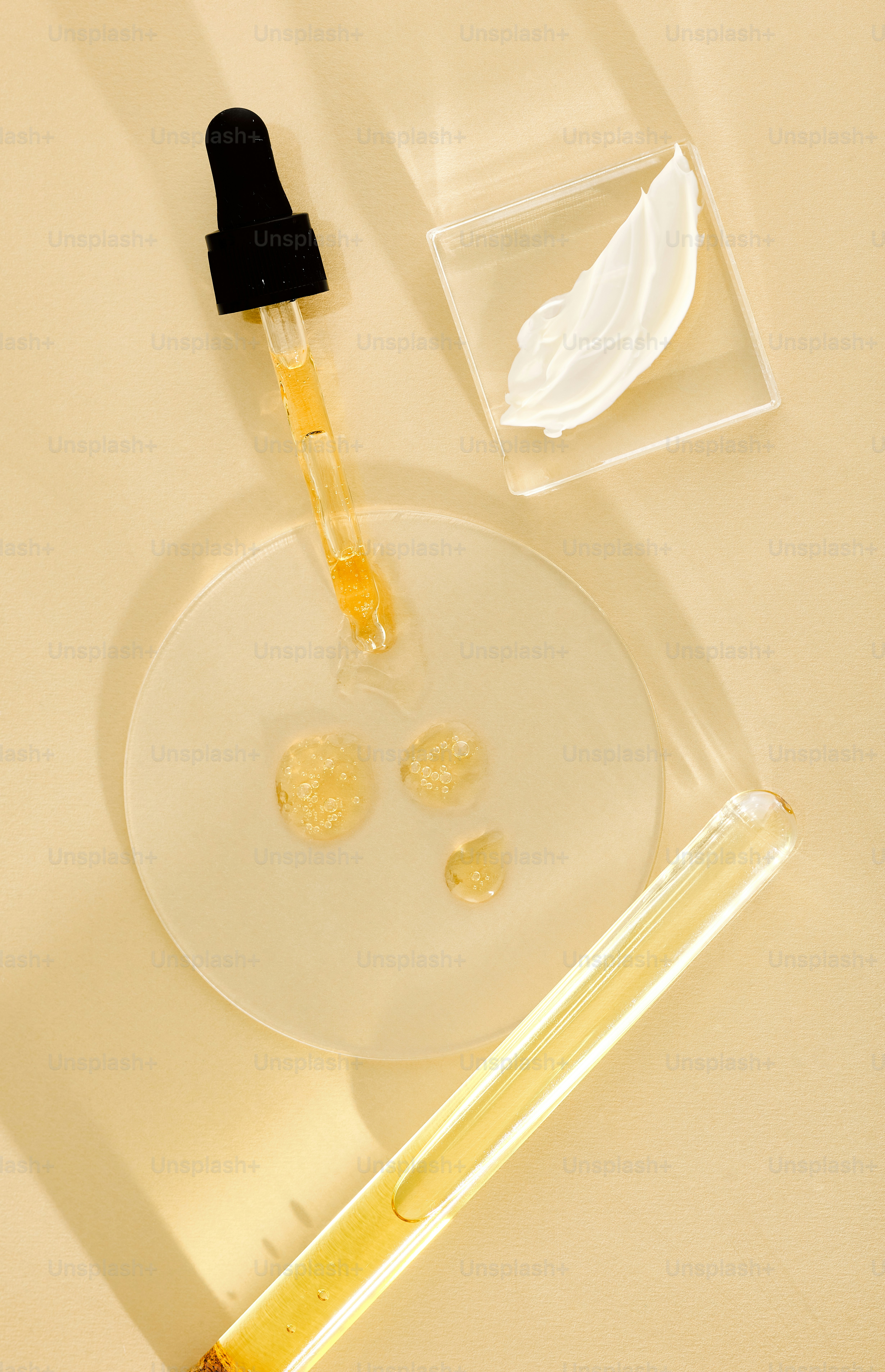 Cuentagotas con aceite sobre placa de Petri y tubo de ensayo.