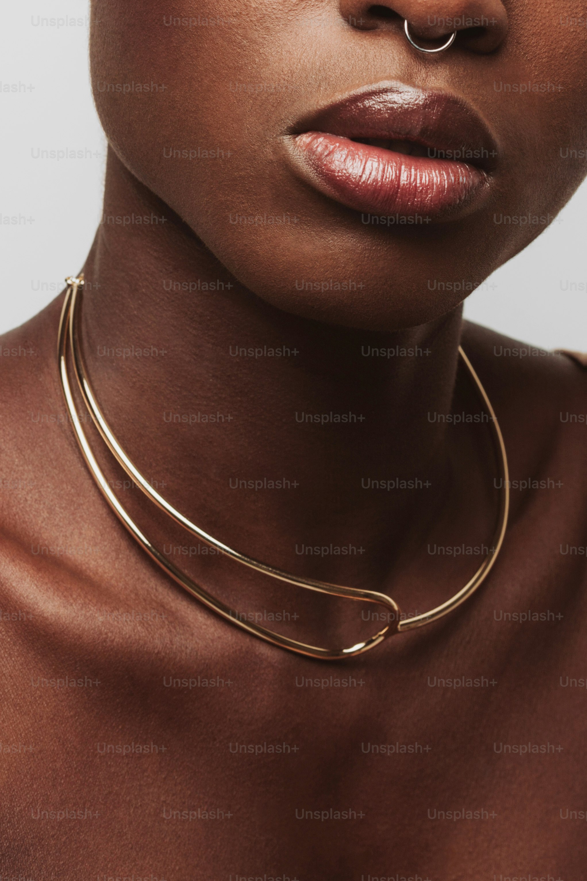 Woman wearing a modern gold choker necklace