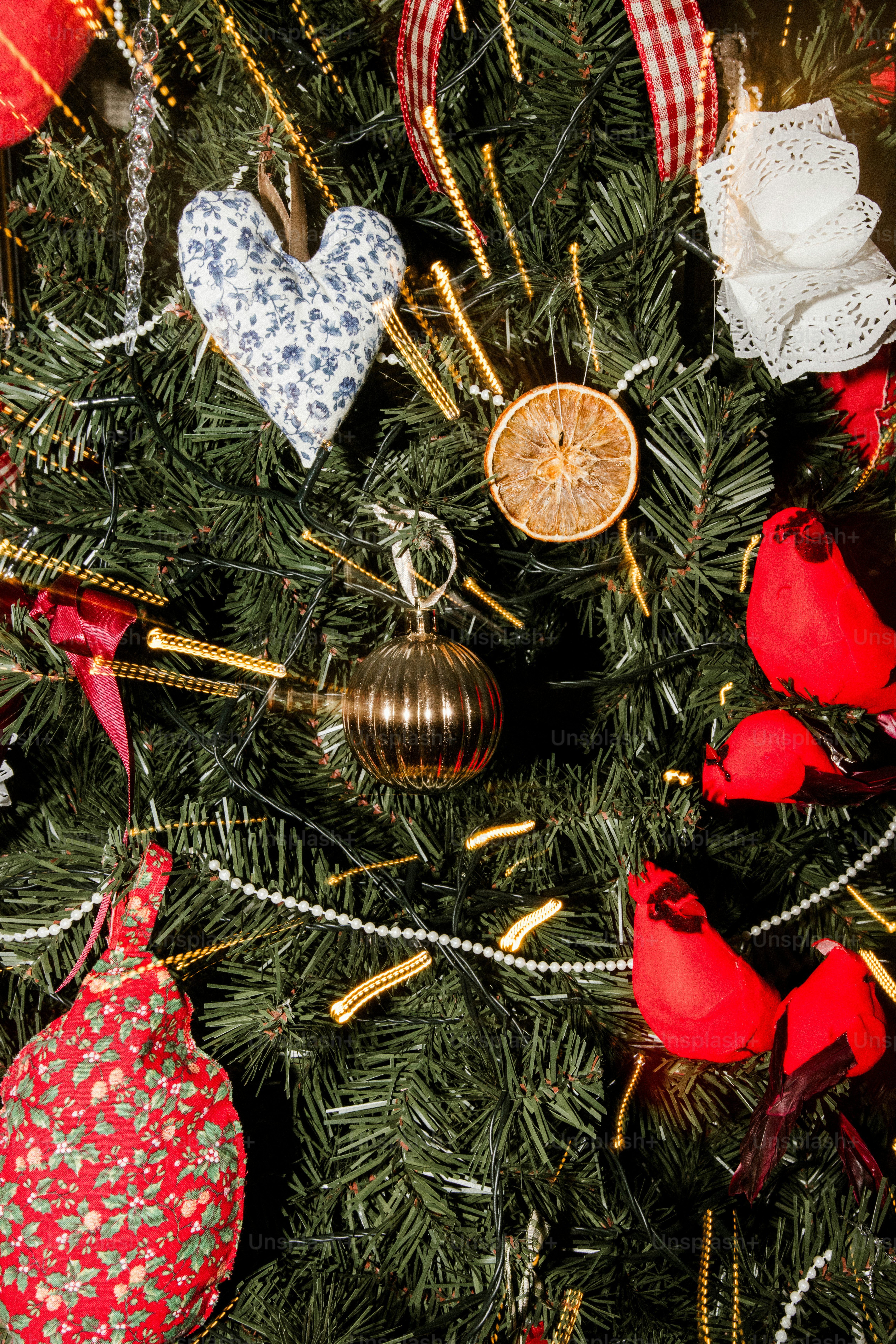 飾り付けのクリスマスツリーと赤い鳥たち