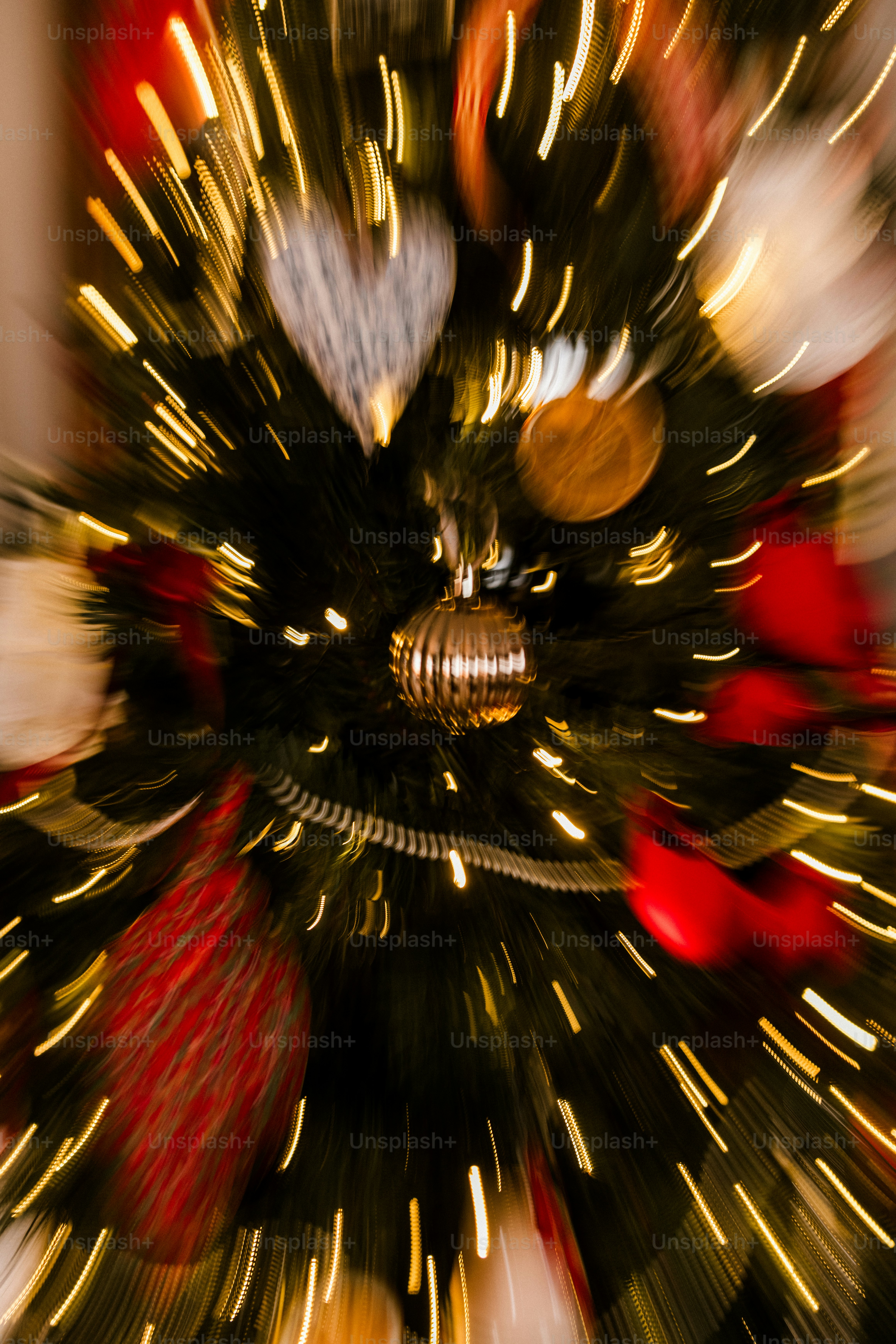 ぼやけたクリスマスツリーと華やかなオーナメントと光るオーナメント