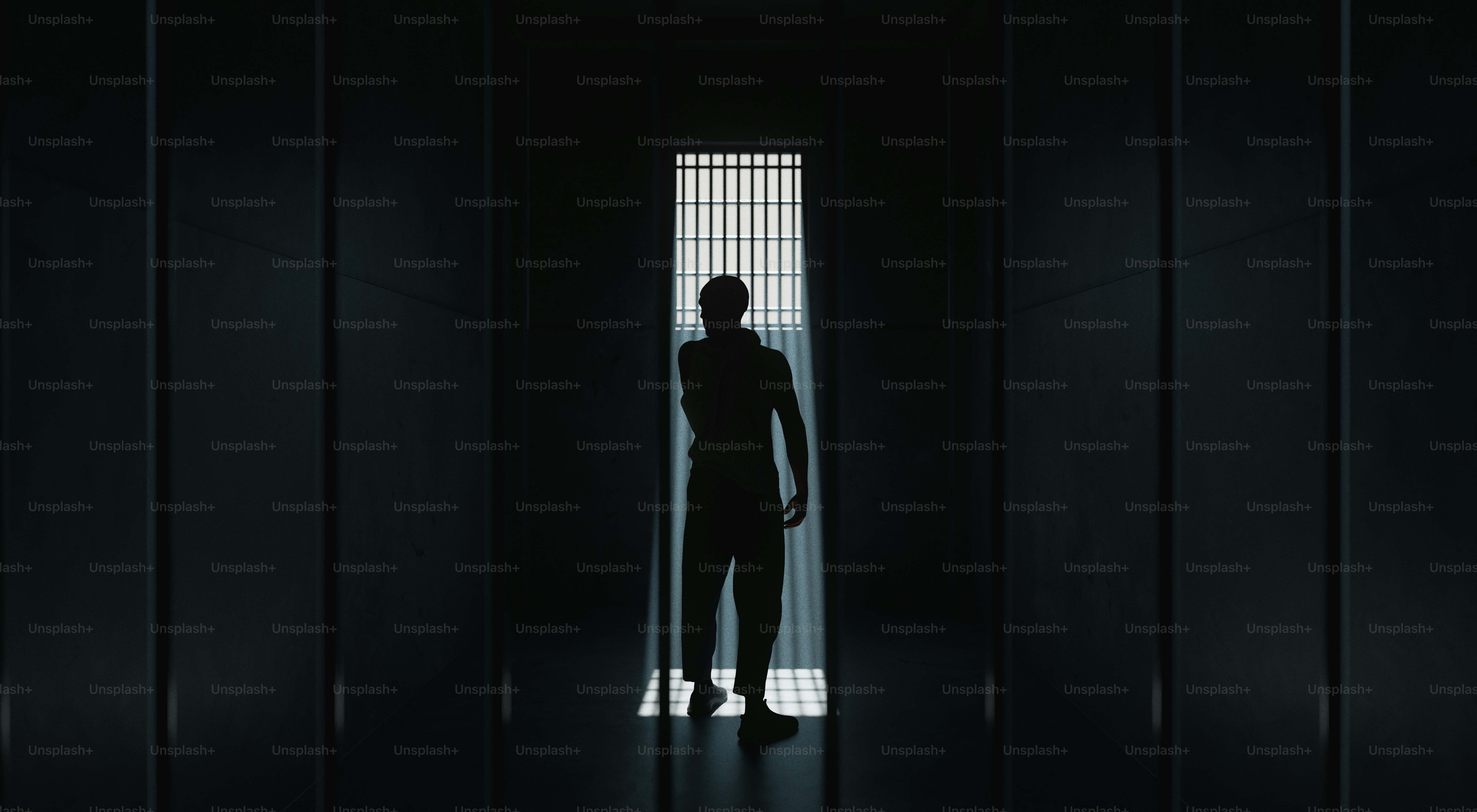 Silhouette einer Person, die in einer Tür steht