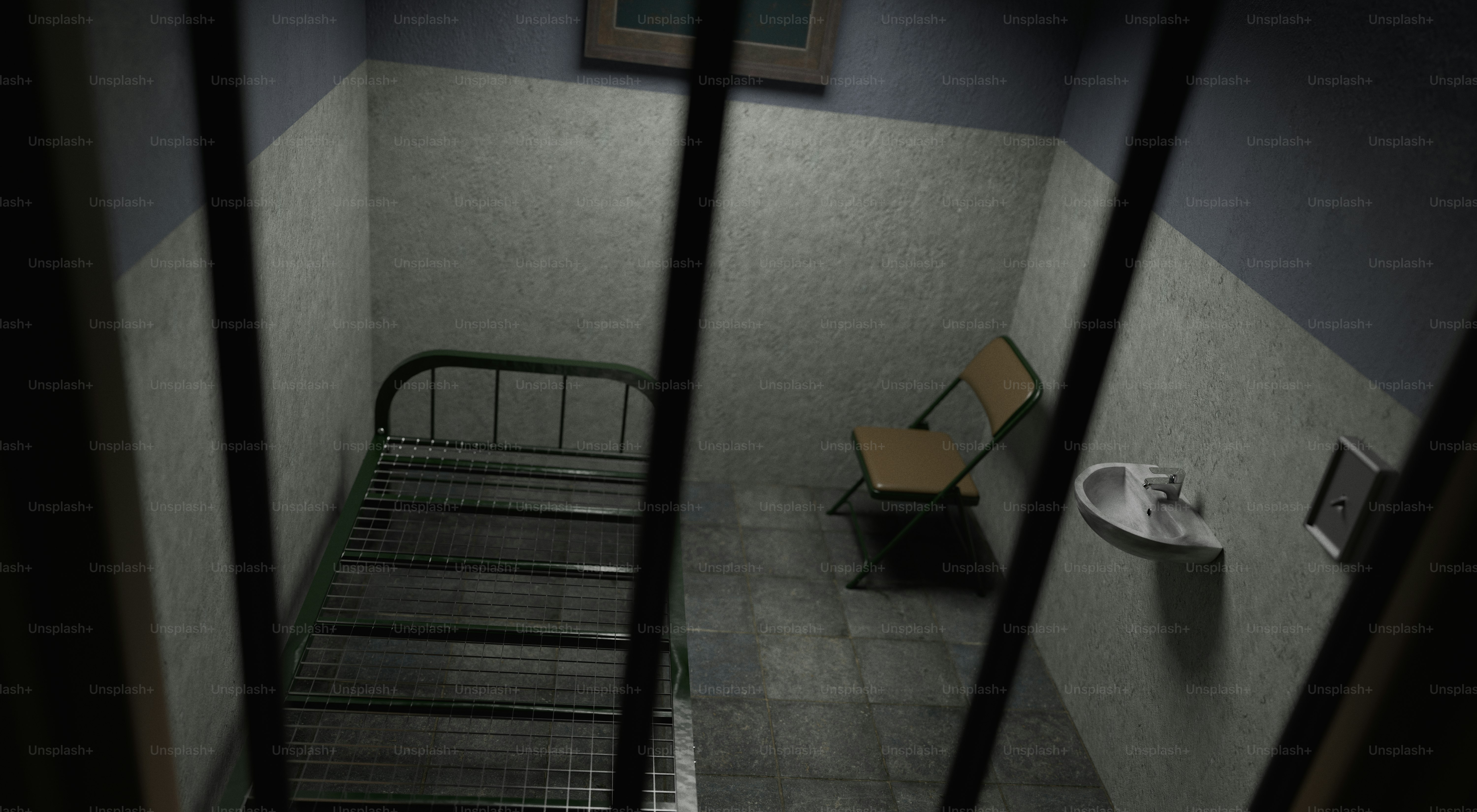 Eine karge Gefängniszelle mit Bett und Waschbecken