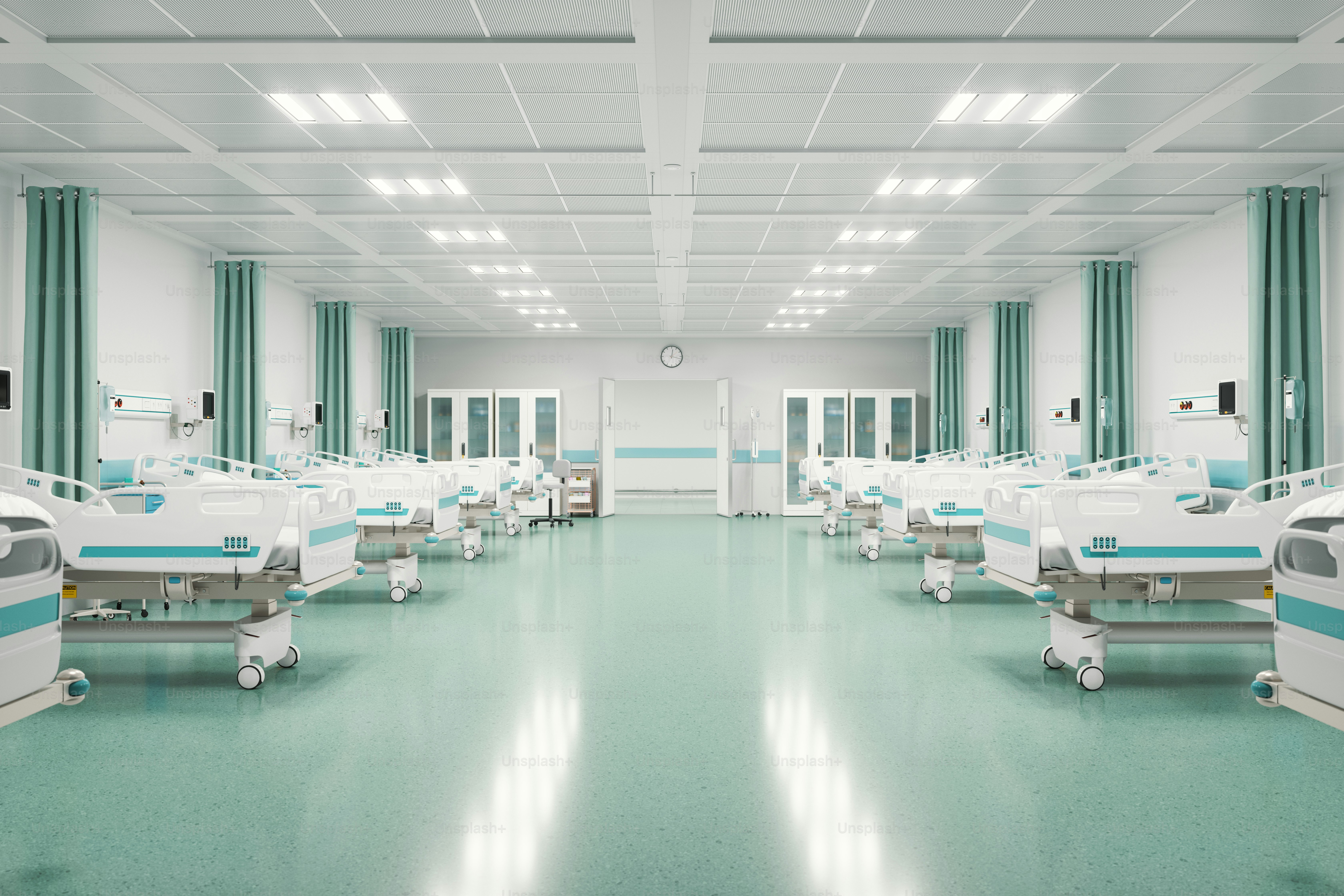 Patientenbetten in einem modernen Krankenhauszimmer