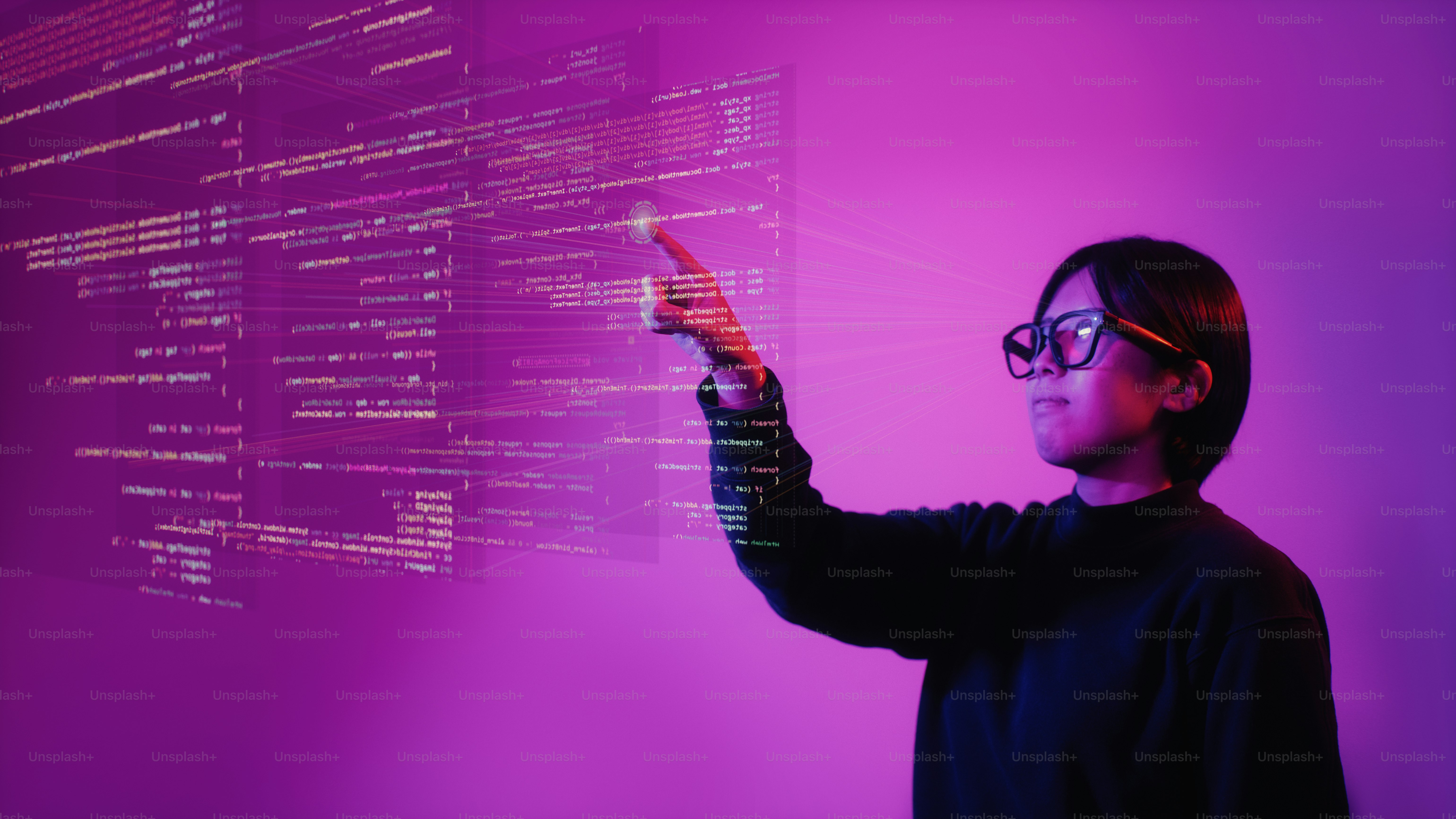 Wanita muda menggunakan antarmuka futuristik virtual dengan kacamata pintar.