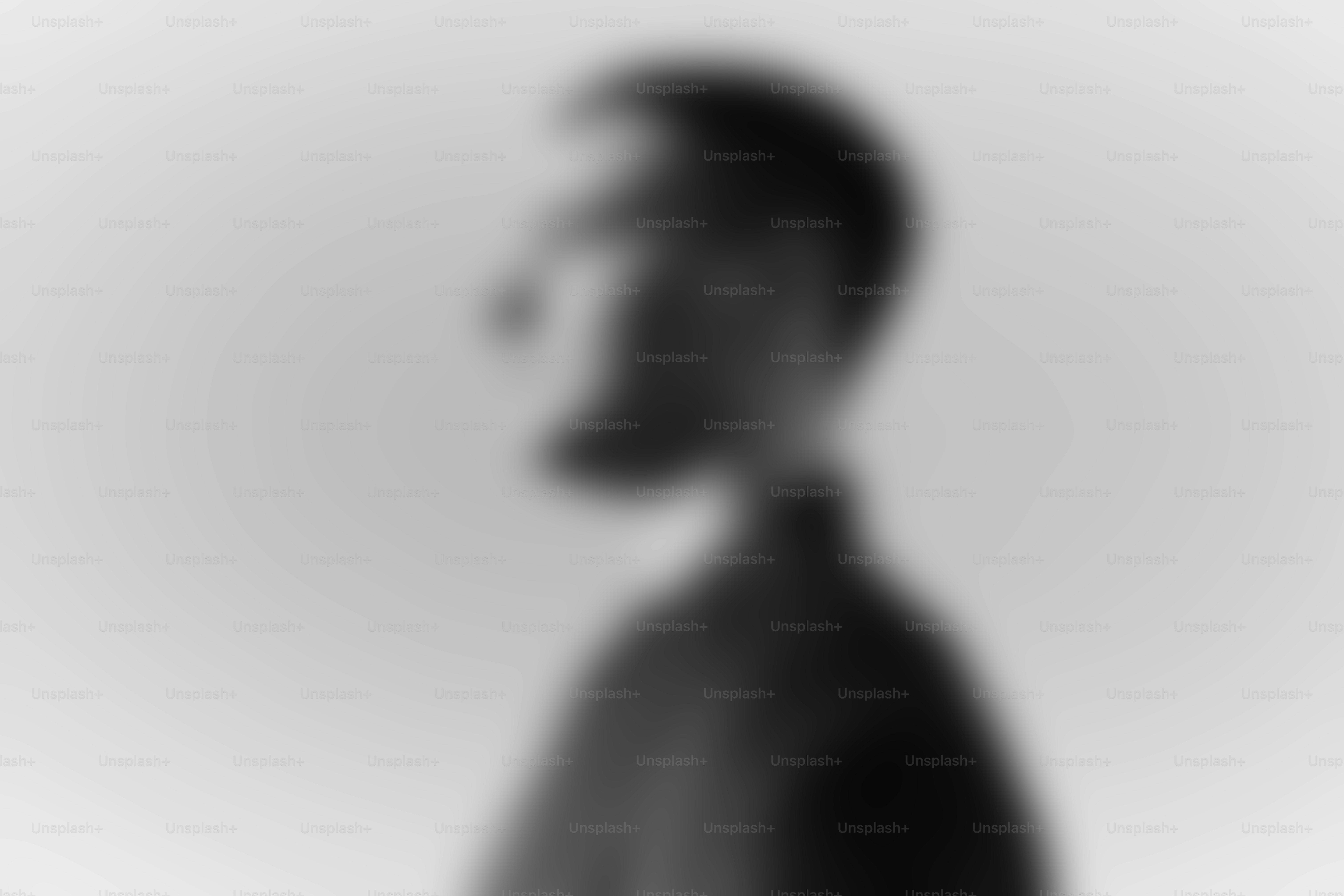 Uomo con la barba di profilo, bianco e nero.