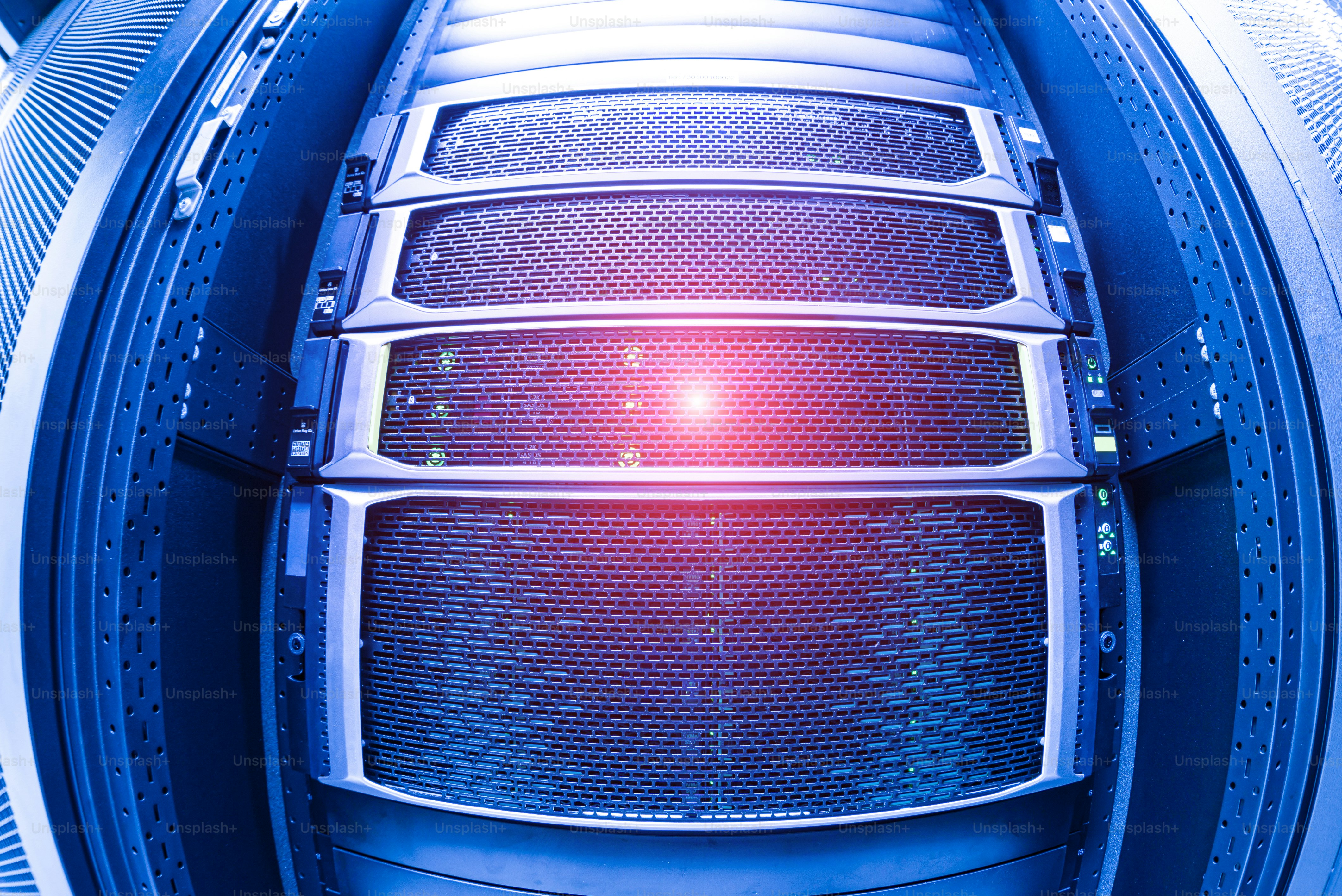 Esta imagen muestra una vista en primer plano de los racks de servidores en un centro de datos moderno. La tecnología cuenta con luces verdes vibrantes que indican operaciones activas y conectividad.