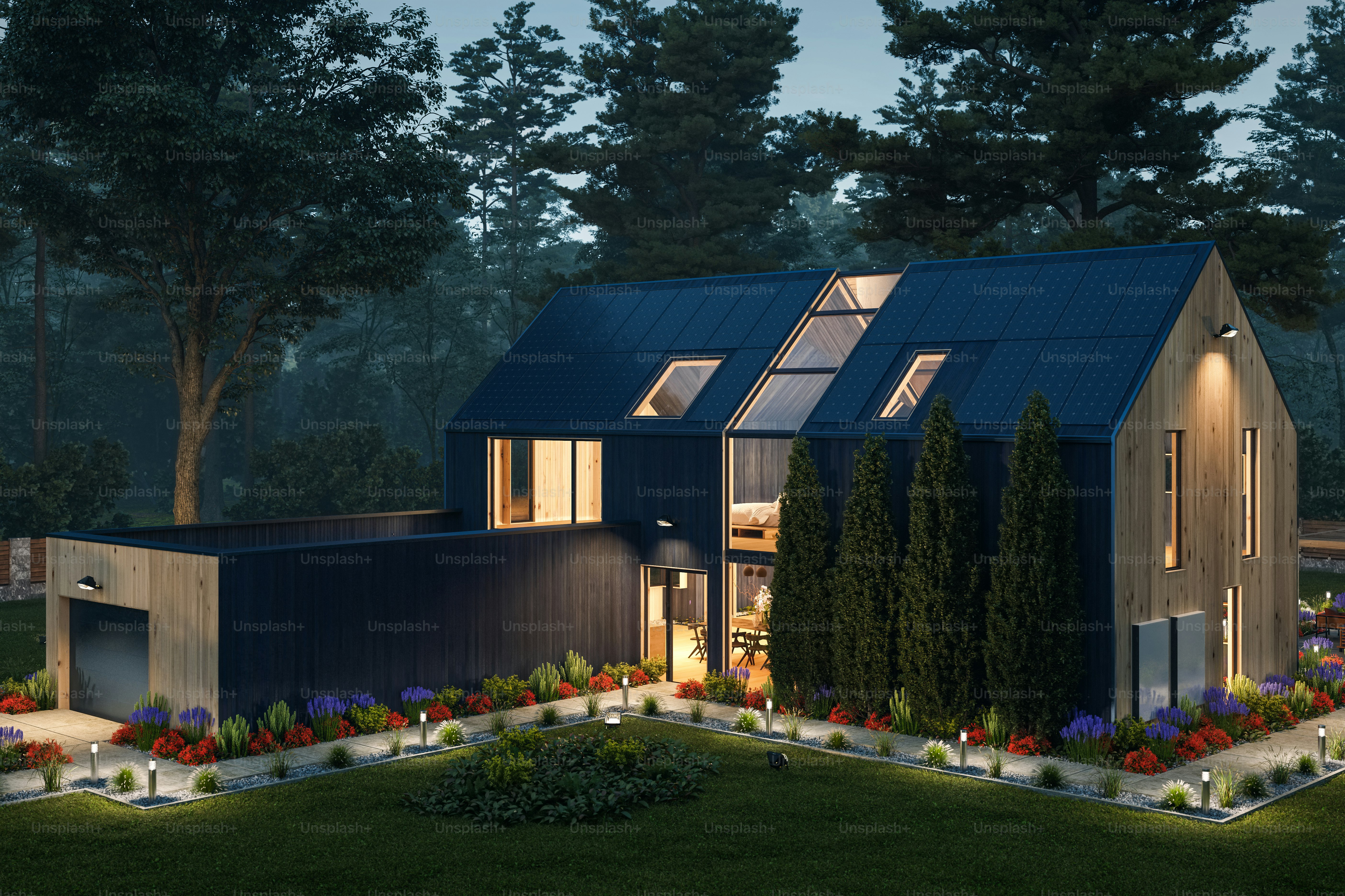 Maison forestière moderne équipée de panneaux solaires et d’une batterie murale de stockage d’énergie au crépuscule.