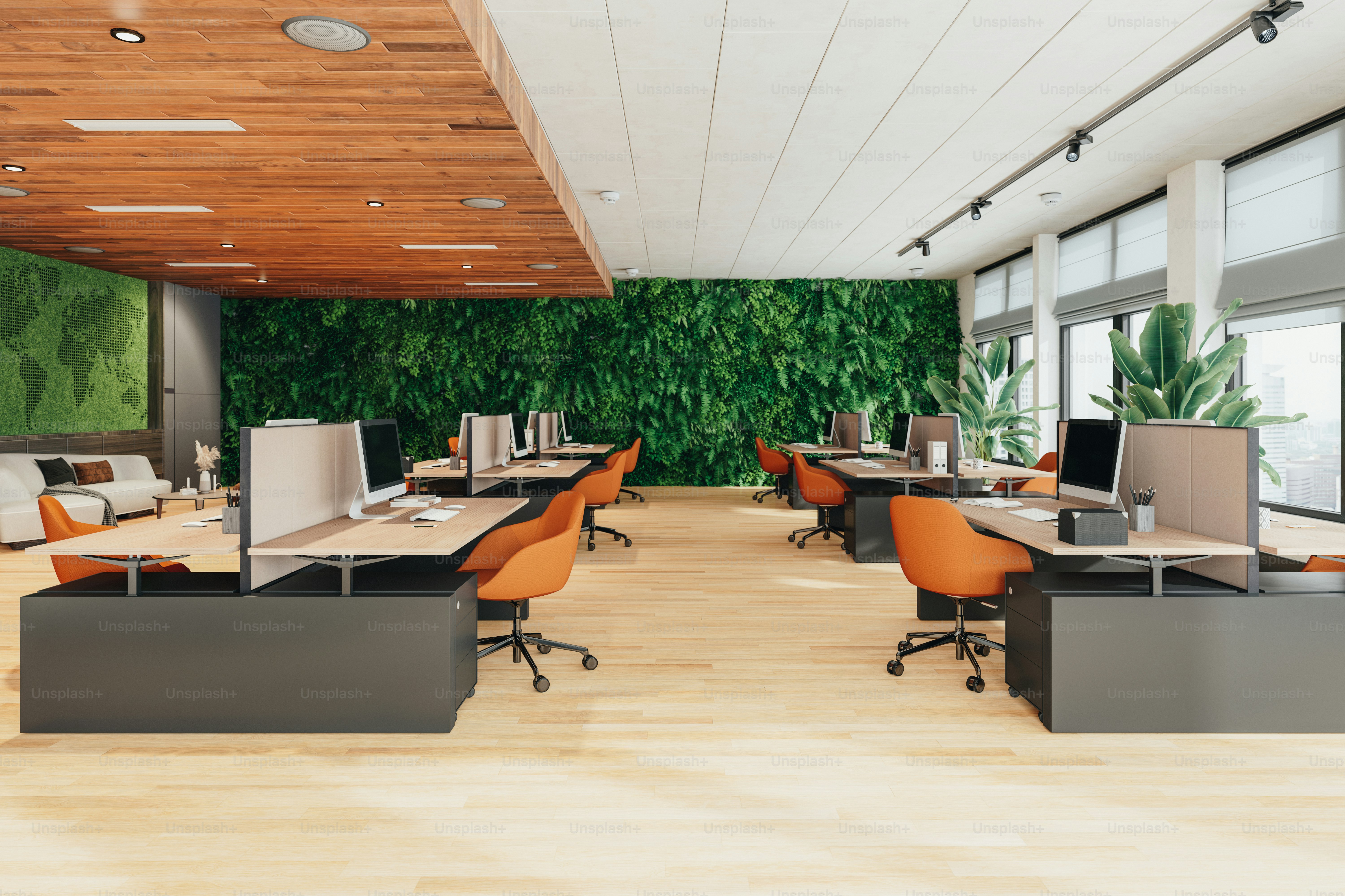 Intérieur d’un espace de bureaux vert ouvert avec jardin vertical et plantes.
