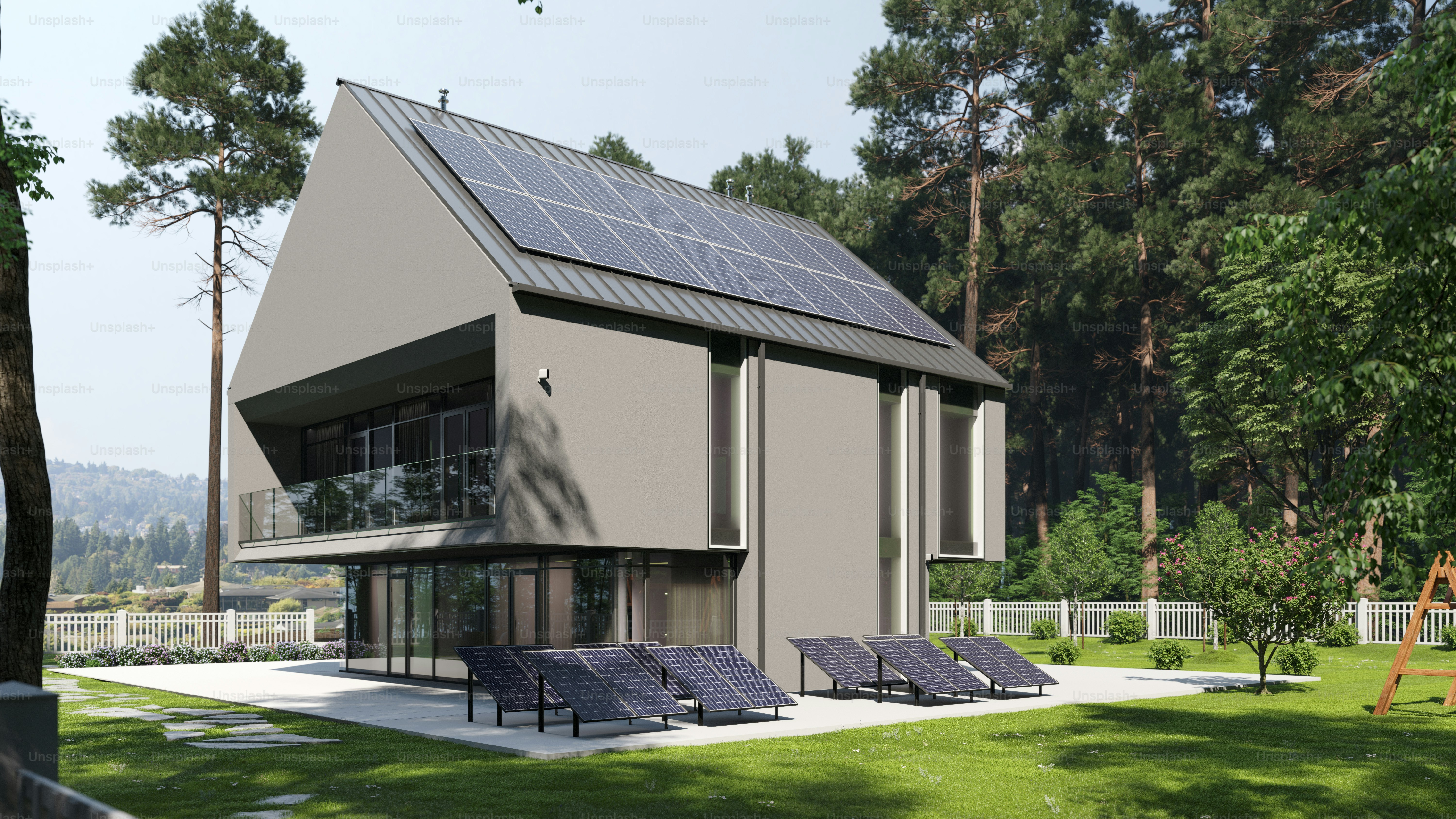 Painéis solares no telhado e no quintal de uma casa de luxo.
