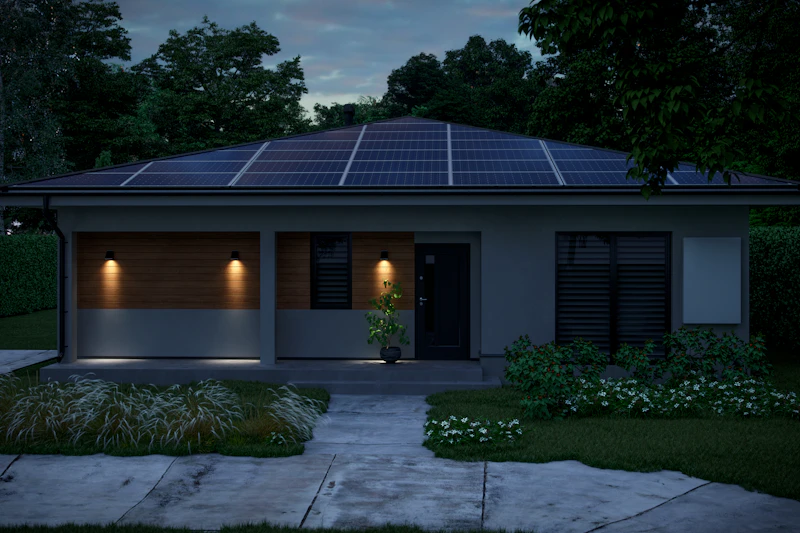 Modern huis met thuisbatterij en zonnepanelen