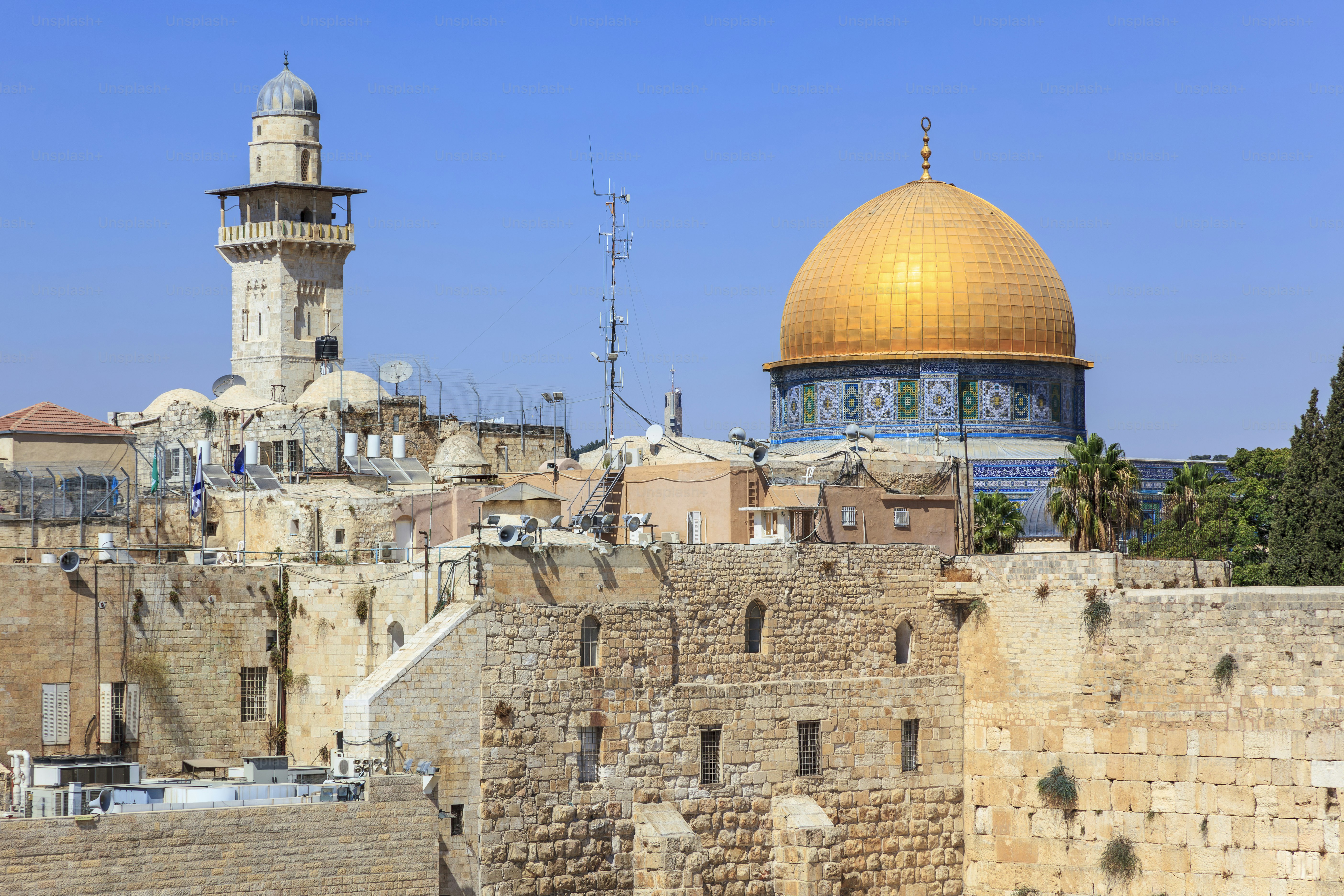 The Dome of the Rock on the Temple Mount in Jerusalem’s Old City, an iconic Islamic shrine and significant religious site for Muslims and Jews.